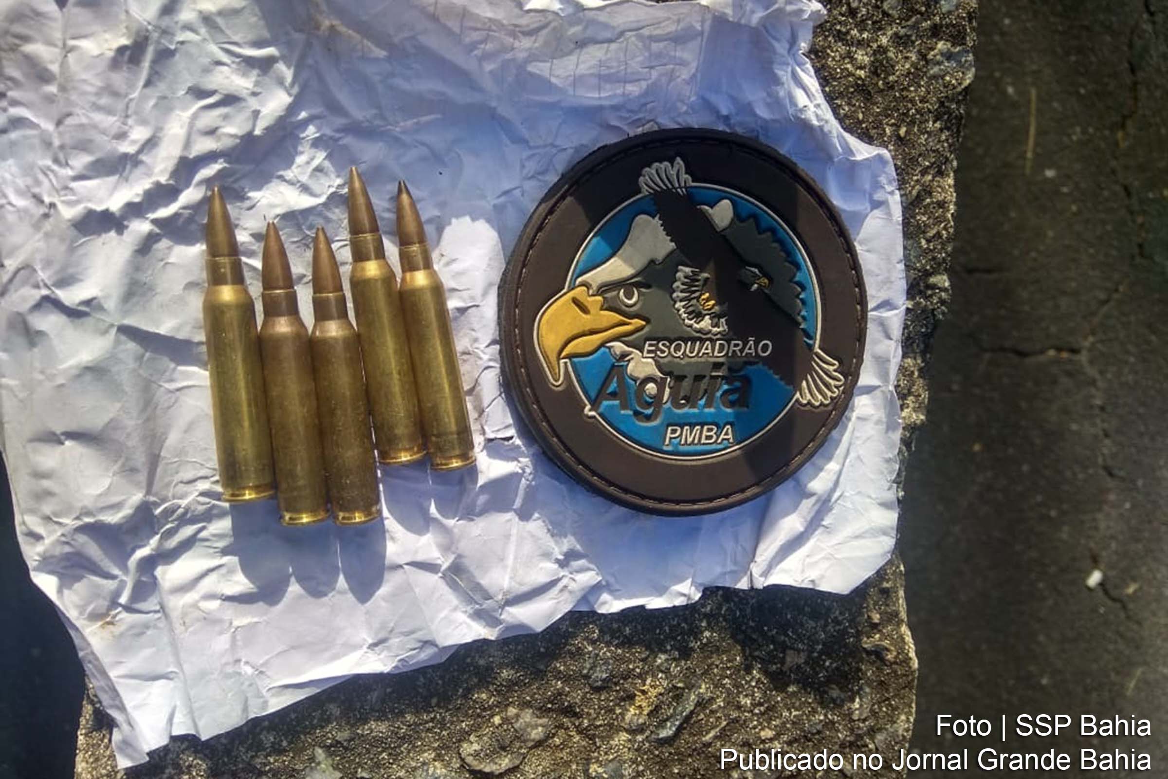 Foram apreendidas cinco munições de fuzil, calibre 556.