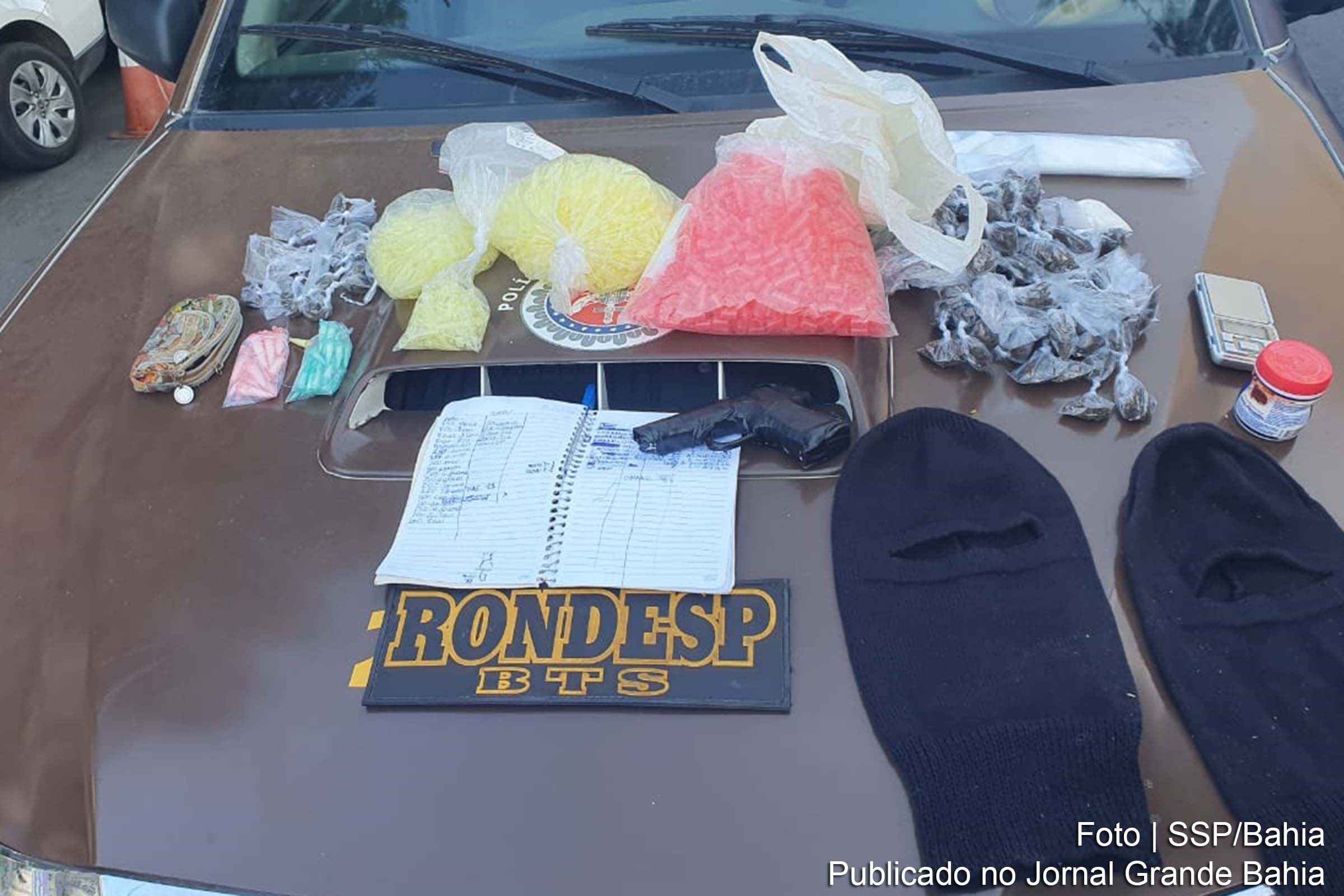 Foram apreendidos noventa e uma trouxinhas de maconha, 36 pinos de cocaína, munições de diferentes calibres, duas balaclavas, celular.