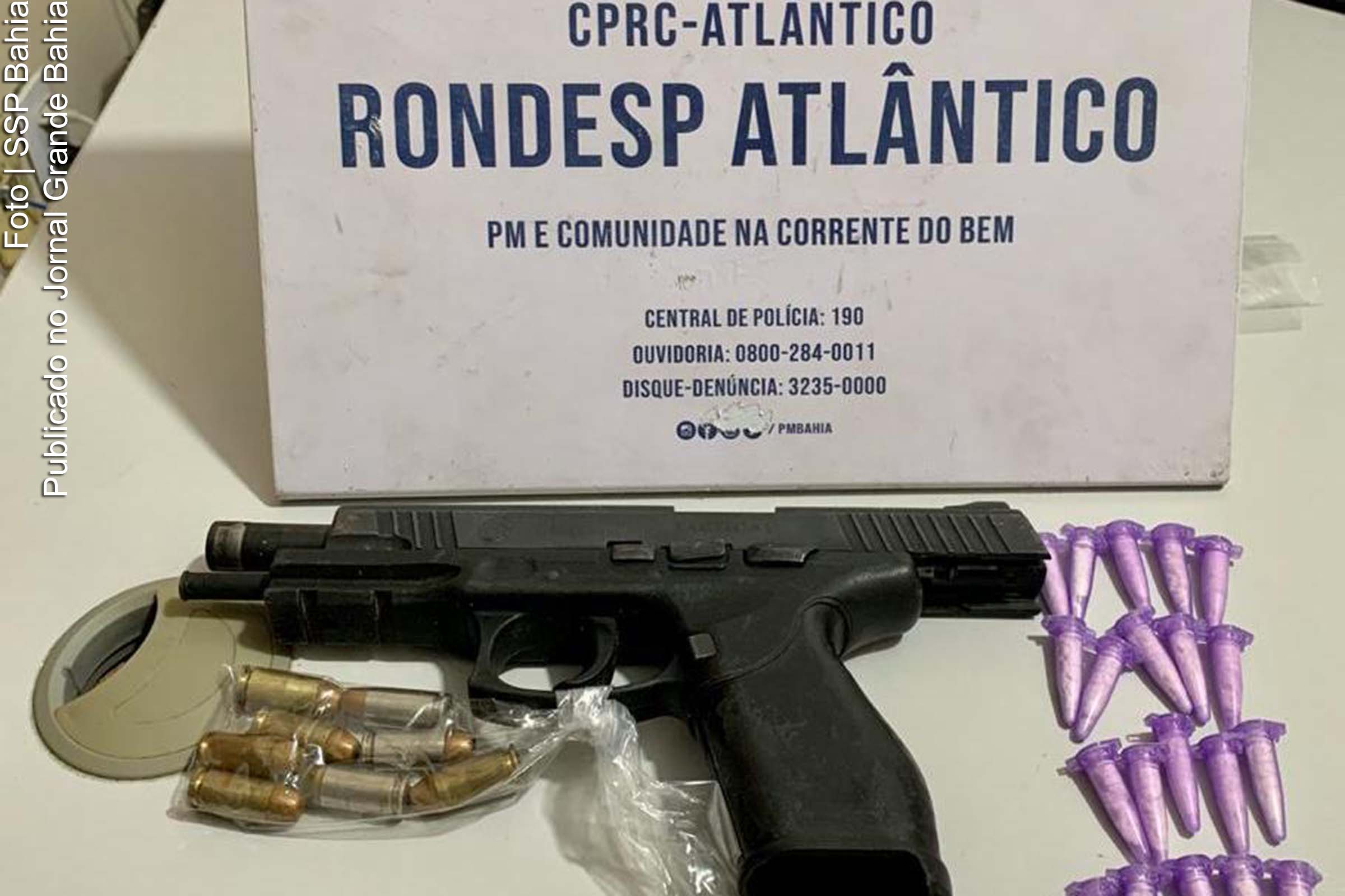 Policiais apreenderam uma pistola calibre 40, carregador, munições e 28 pinos com cocaína.