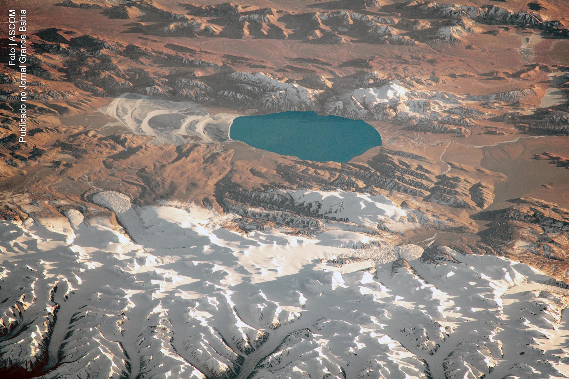 Imagem do platô tibetano mostrando o lago Gozha e as geleiras das montanhas, registrada a partir da Estação Espacial Internacional.