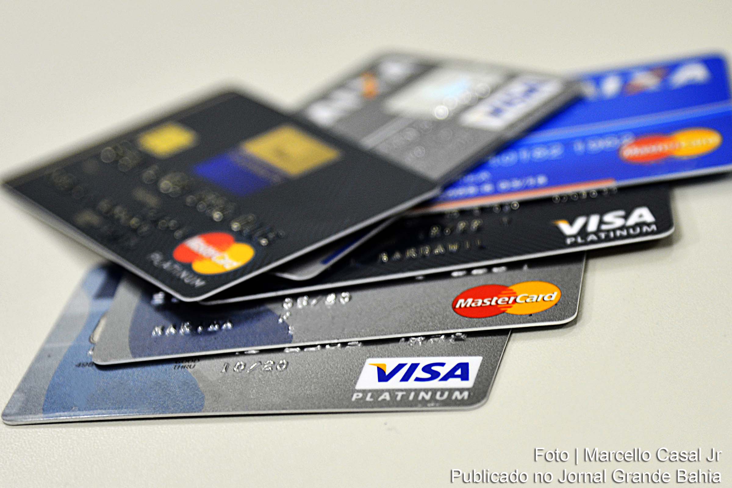 Sistema bancário do Brasil promove extorsão contra economia popular com juros de mais de 200% ao ano.