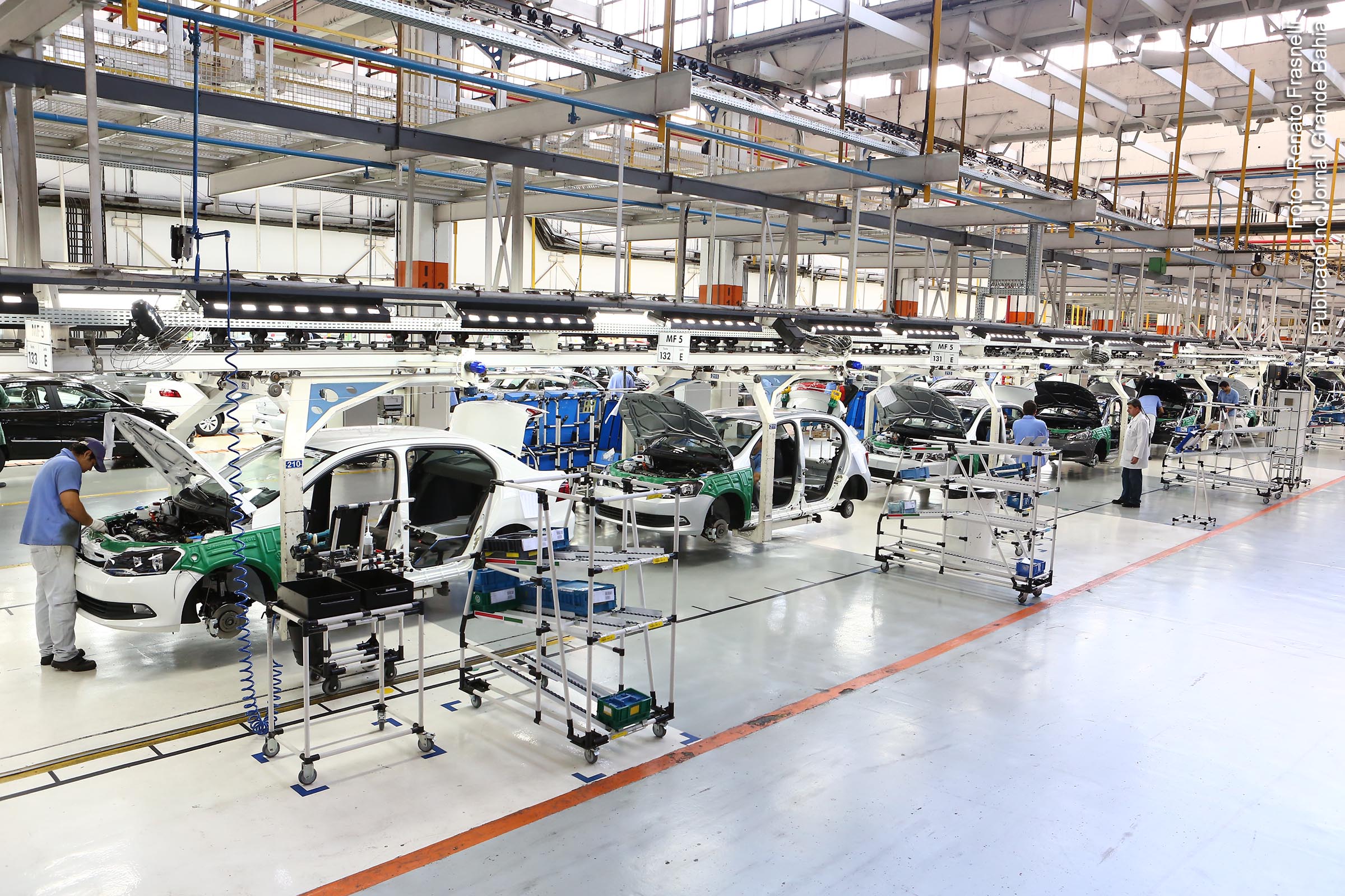 Linha de produção de automóveis da Volkswagen do Brasil.