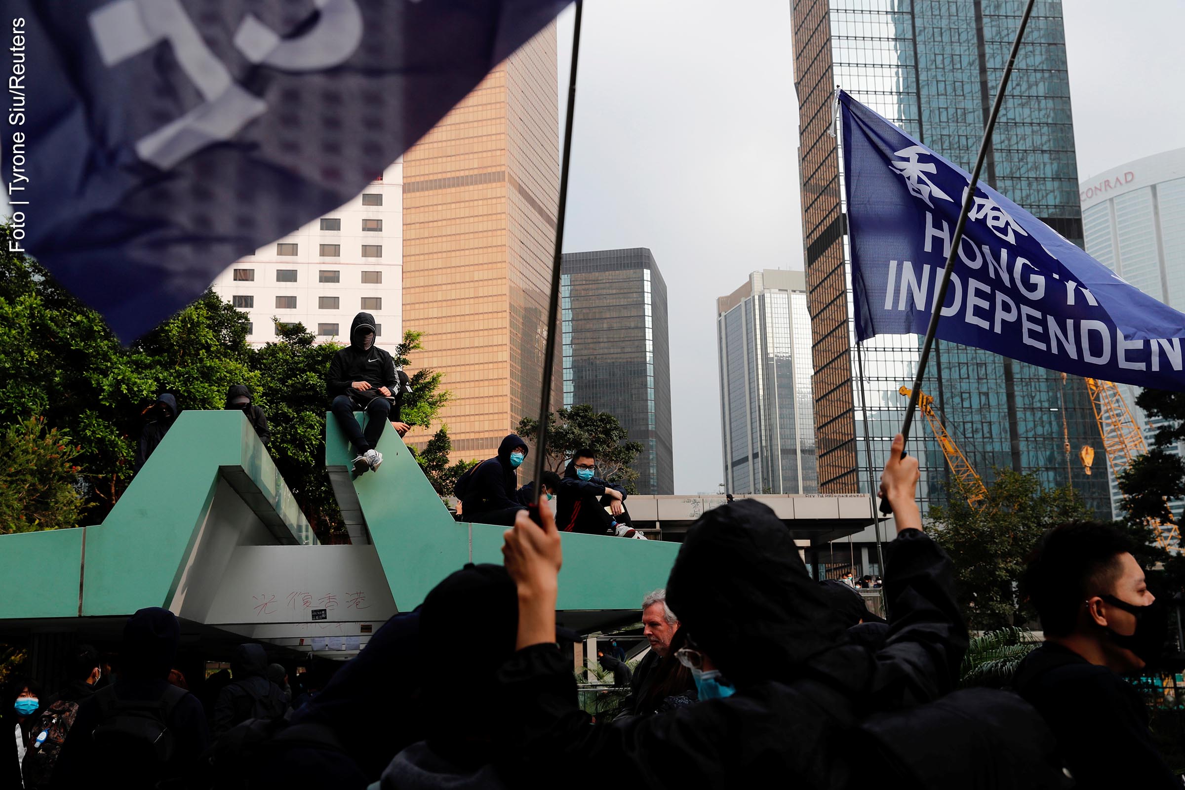 Manifestantes participam de comício para pedir reformas democráticas em Hong Kong.