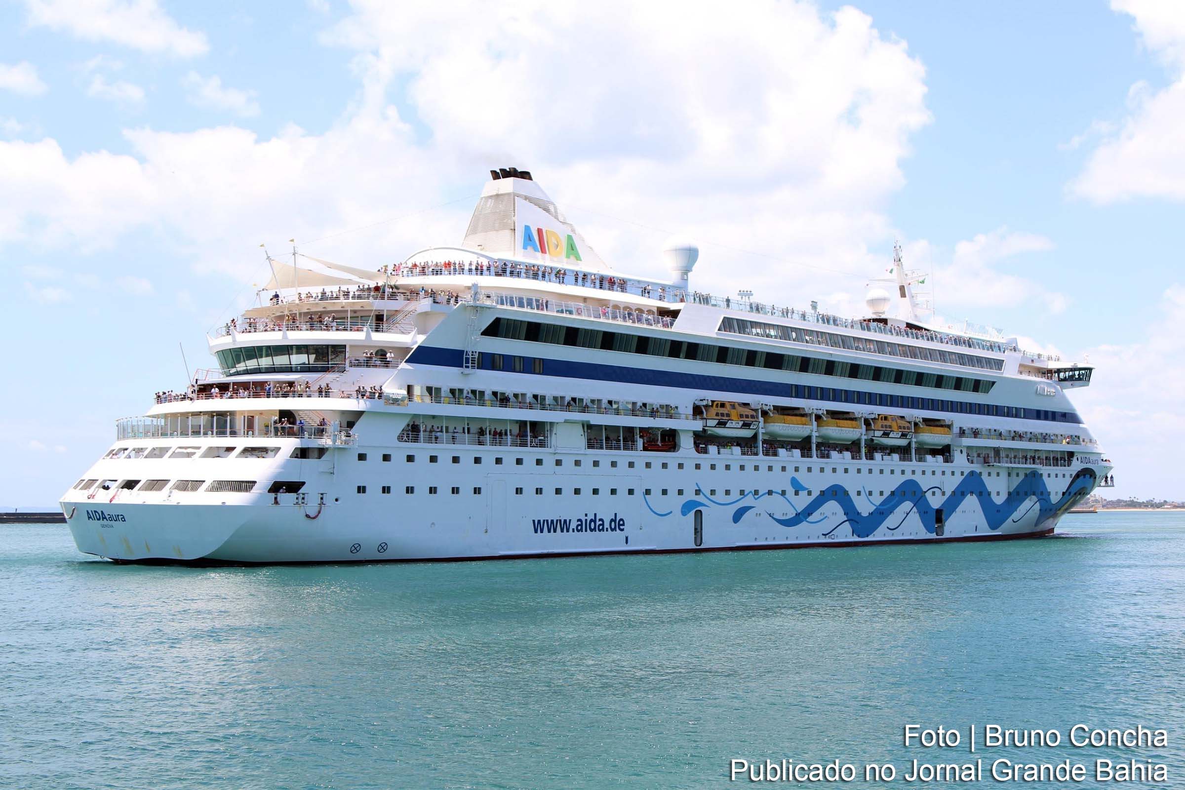 Navios transatlânticos aportam em Salvador, trazendo milhares de turistas para a temporada de verão.