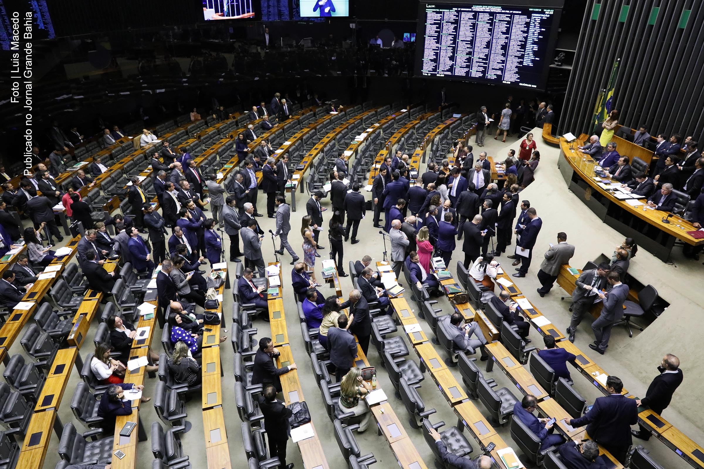 Parlamentares debatem no Plenário da Câmara dos Deputados mudanças na legislação.