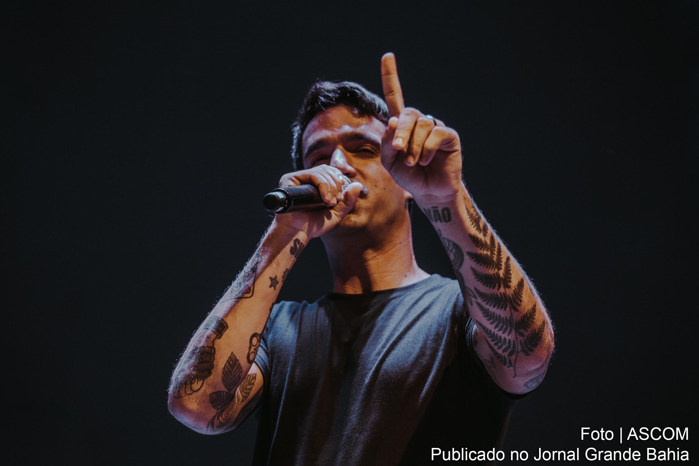 Um dos frontmen mais marcantes da música baiana das duas últimas décadas, Pedro Pondé faz música pop brasileira, cantada em português, com letras simples e sinceras.
