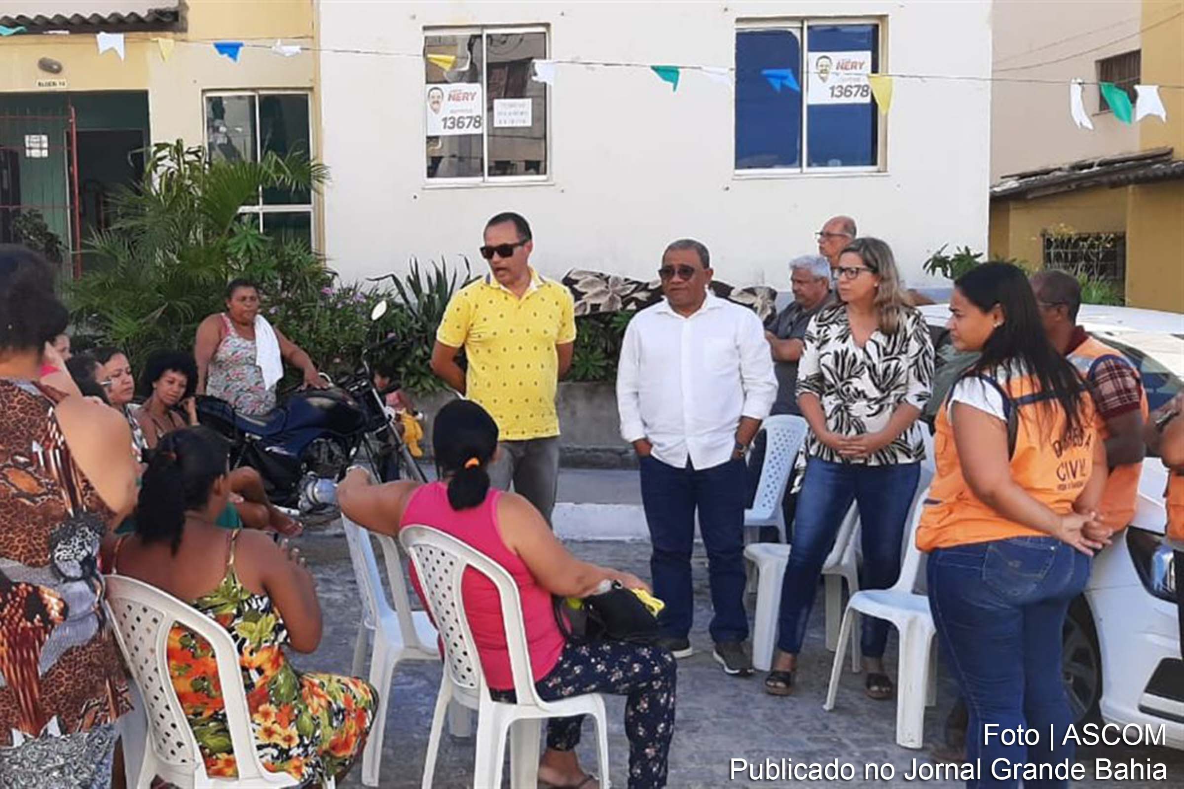 Secretário de Habitação, Eli Ribeiro participou de reunião com moradores e esteve acompanhado por técnicos da Sehab e da Defesa Civil.