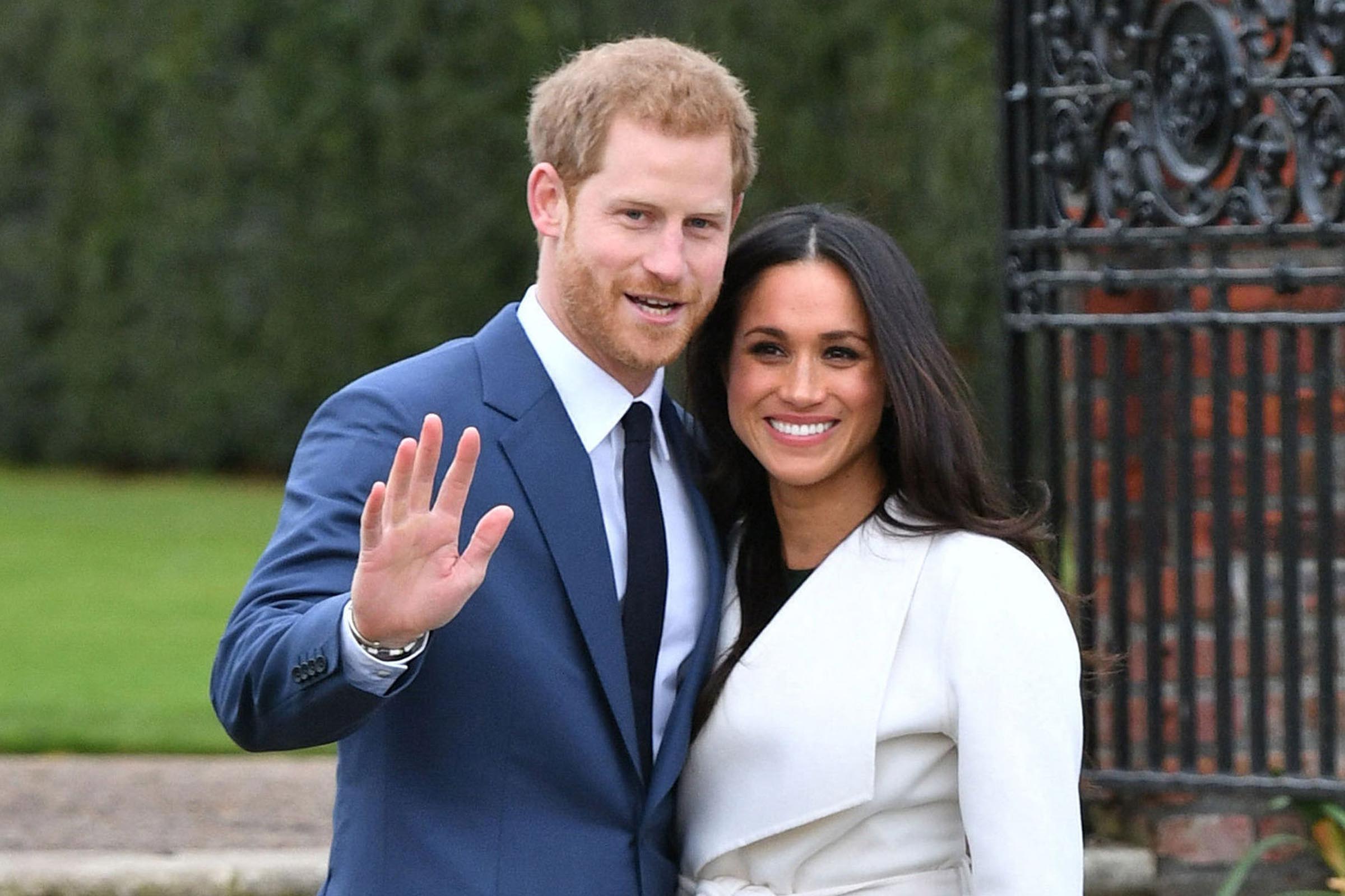 Príncipe Harry e Meghan Markle renunciam a títulos reais e verbas públicas. Acordo com Buckingham harmoniza desejo de independência do casal e interesses da casa real britânica. Elizabeth 2ª dá sua bênção à iniciativa, destacando a rapidez com que a americana Meghan passou a integrar a família.