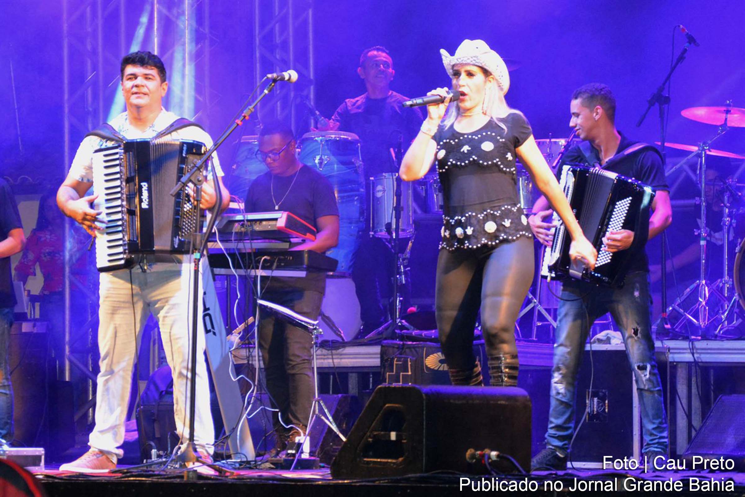 Forró de Sandro de Castro e a cantora Ewani Calazans, que apresentaram um repertório próprio e com várias canções nordestinas que tradicionalmente elevam a temperatura ambiente dos espaços onde são tocadas.