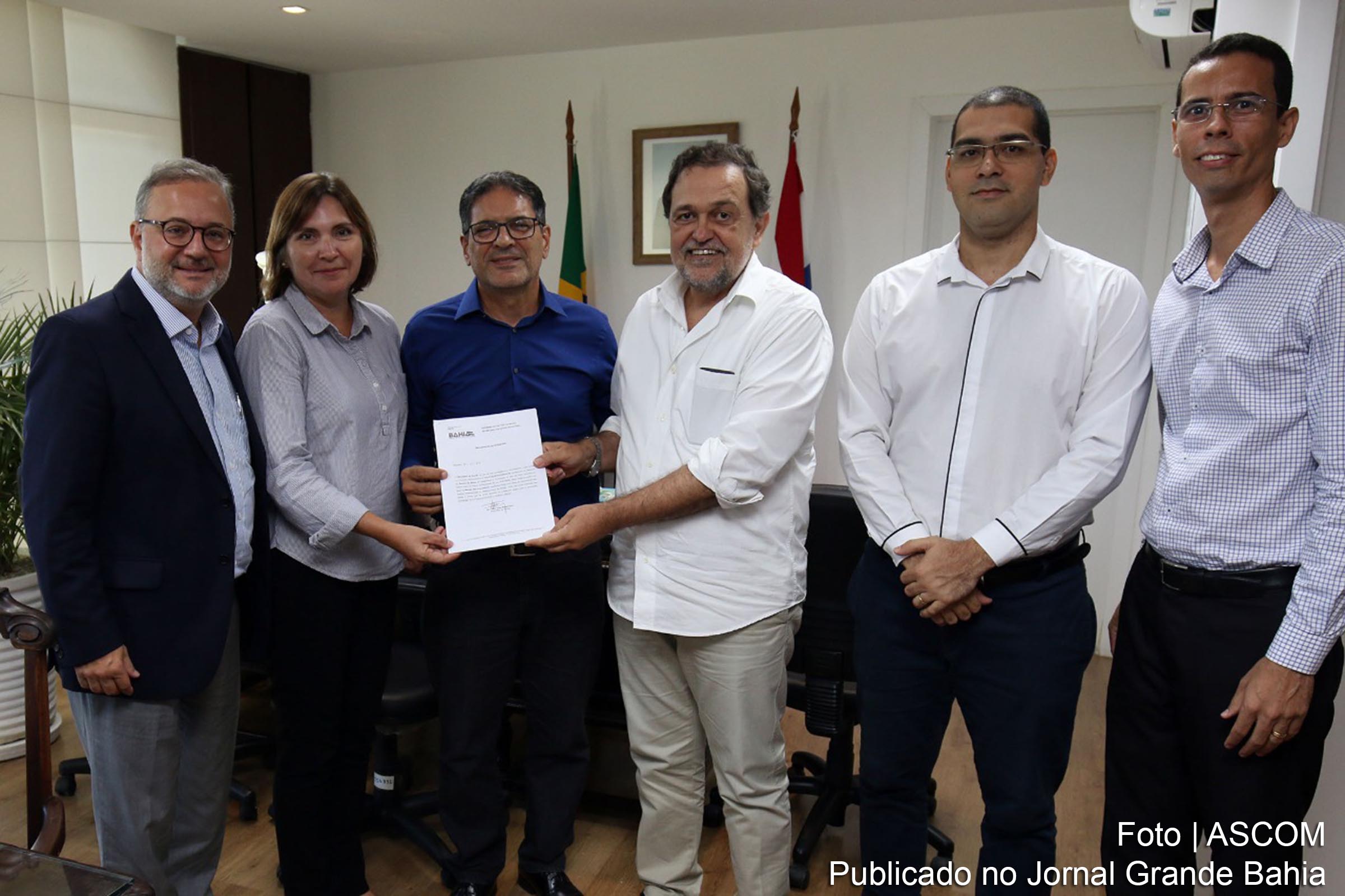 Secretário estadual Fábio Vilas-Boas e o ex-senador Walter Pinheiro simbolizam entrega de equipamento implantando no Barco Clínica da Missão Pescadores.