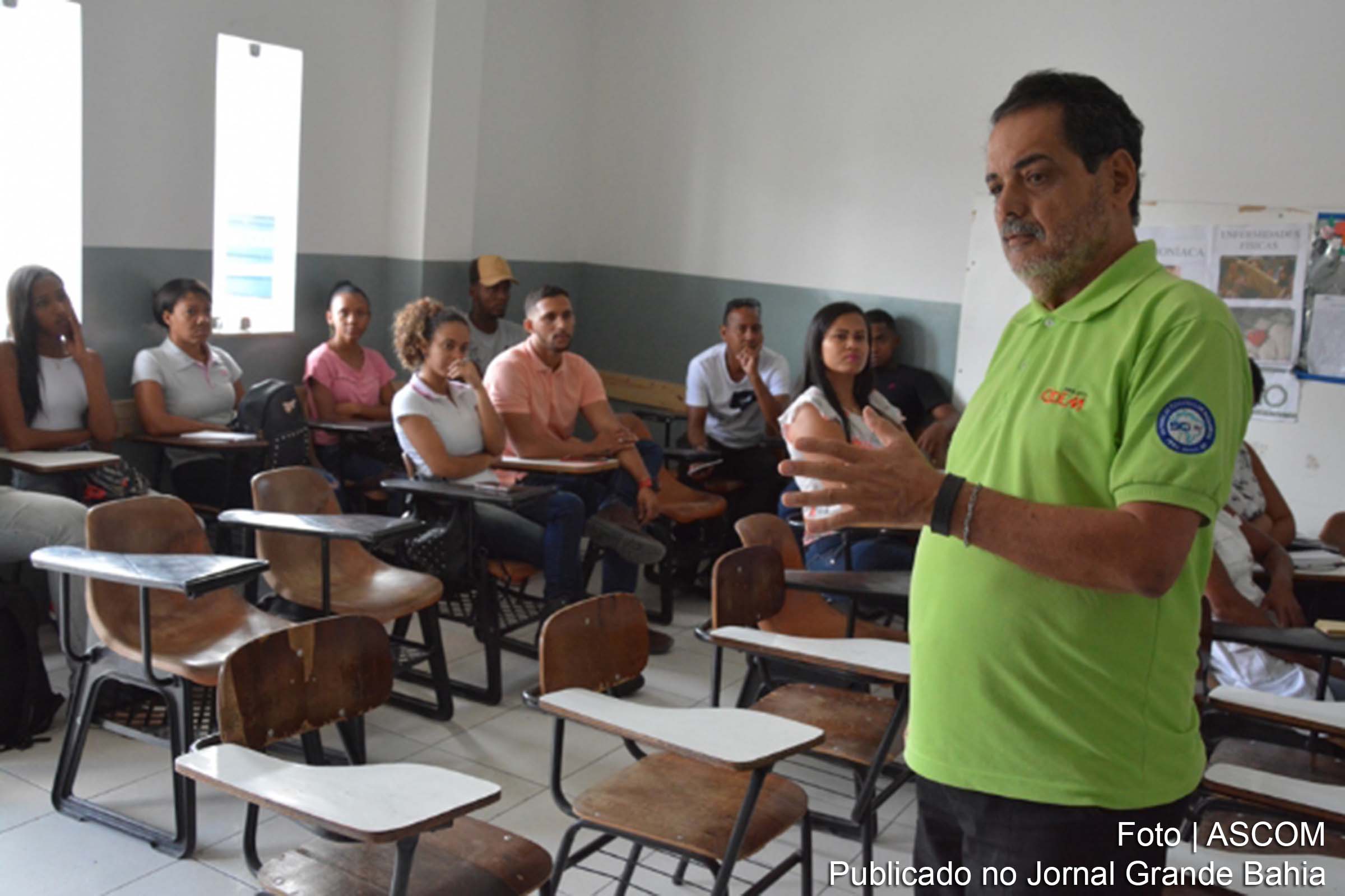 Treinamento para voluntários sobre transporte rodoviário de produtos perigosos.