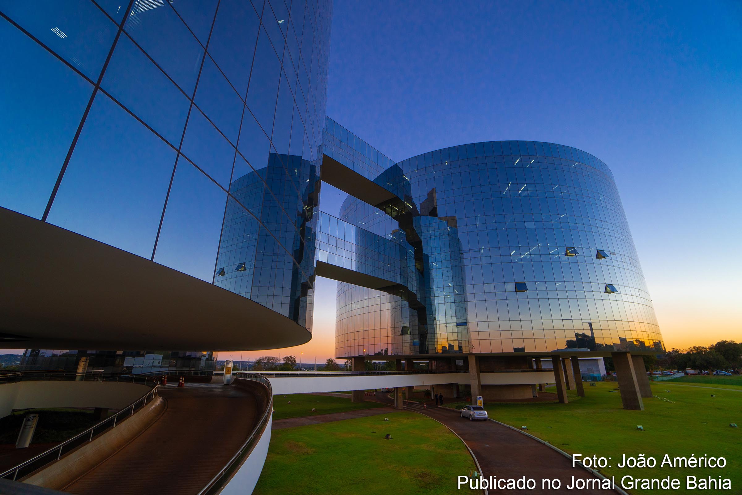 Vista noturna da sede da Procuradoria-Geral da República (PGR), em Brasília.