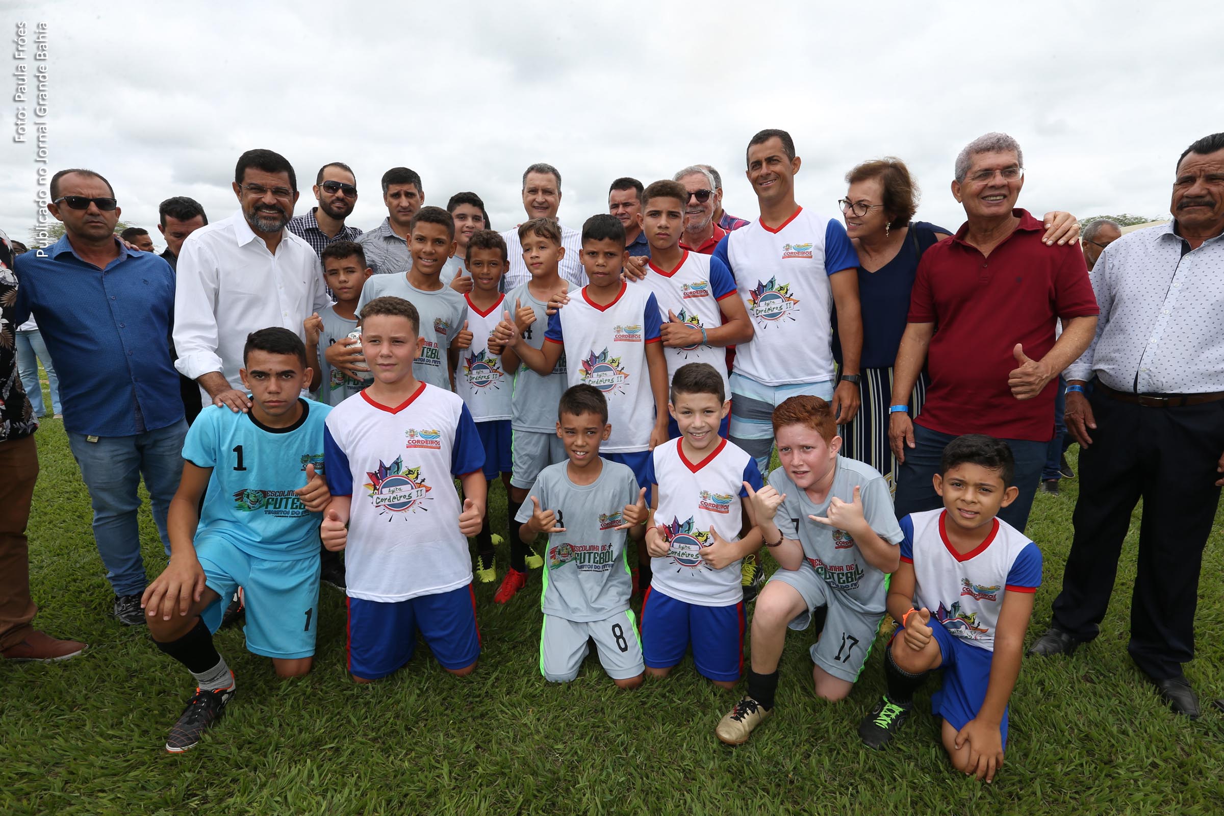 Ao lado de membros da comunidade Governador Rui Costa comemora inauguração do Estádio Municipal de Cordeiros.