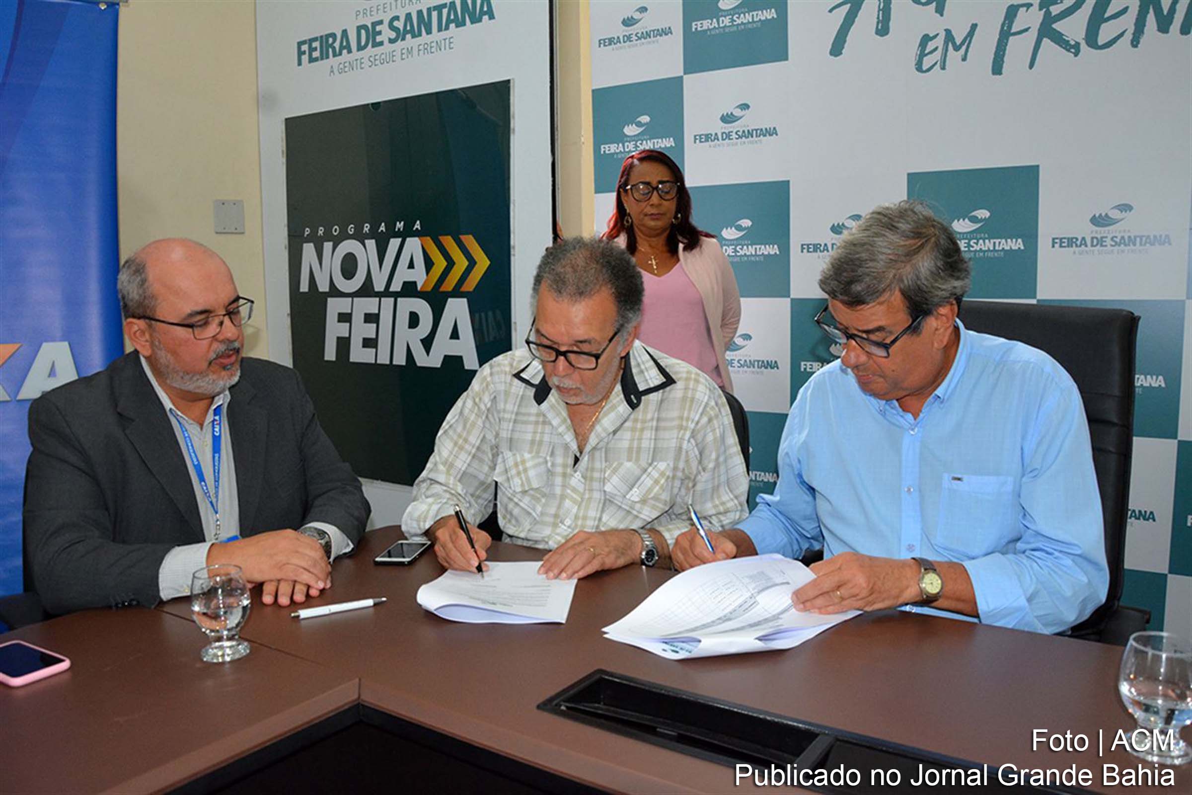 Secretário Carlos Brito e o prefeito Colbert Martins assinam termo de convênio com a Caixa Econômica Federal, objetivando emissão de alvarás de obras públicas.