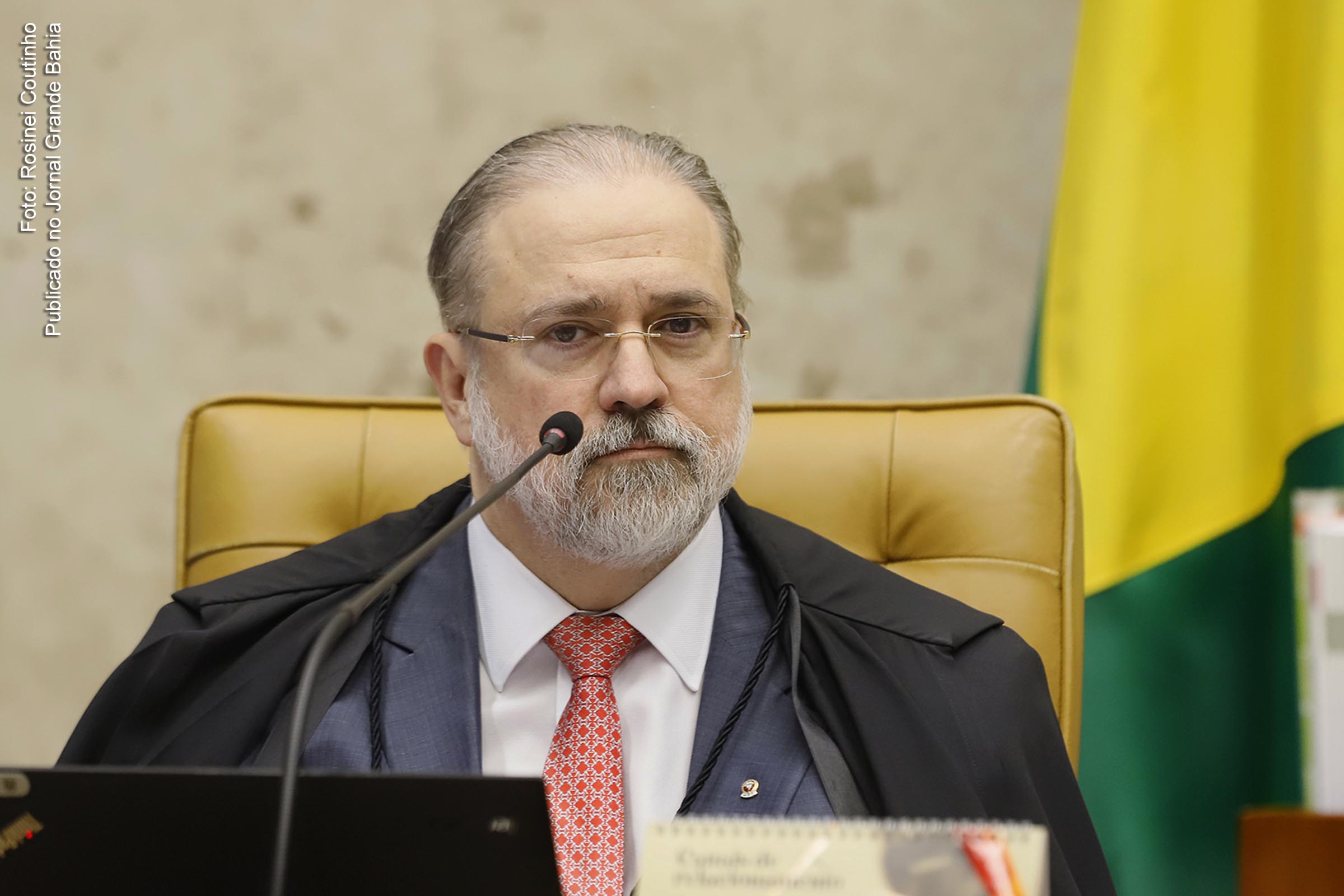 Augusto Aras, procurador-geral da República, argumenta que não é possível que o ex-governador Sérgio Cabral, firme acordo de delação, ao mesmo tempo em que continua a praticar crime, no caso, a ocultação de bens. Ele destaca, também, que o ex-mandatário foi condenado em segunda instância por lavagem de dinheiro.