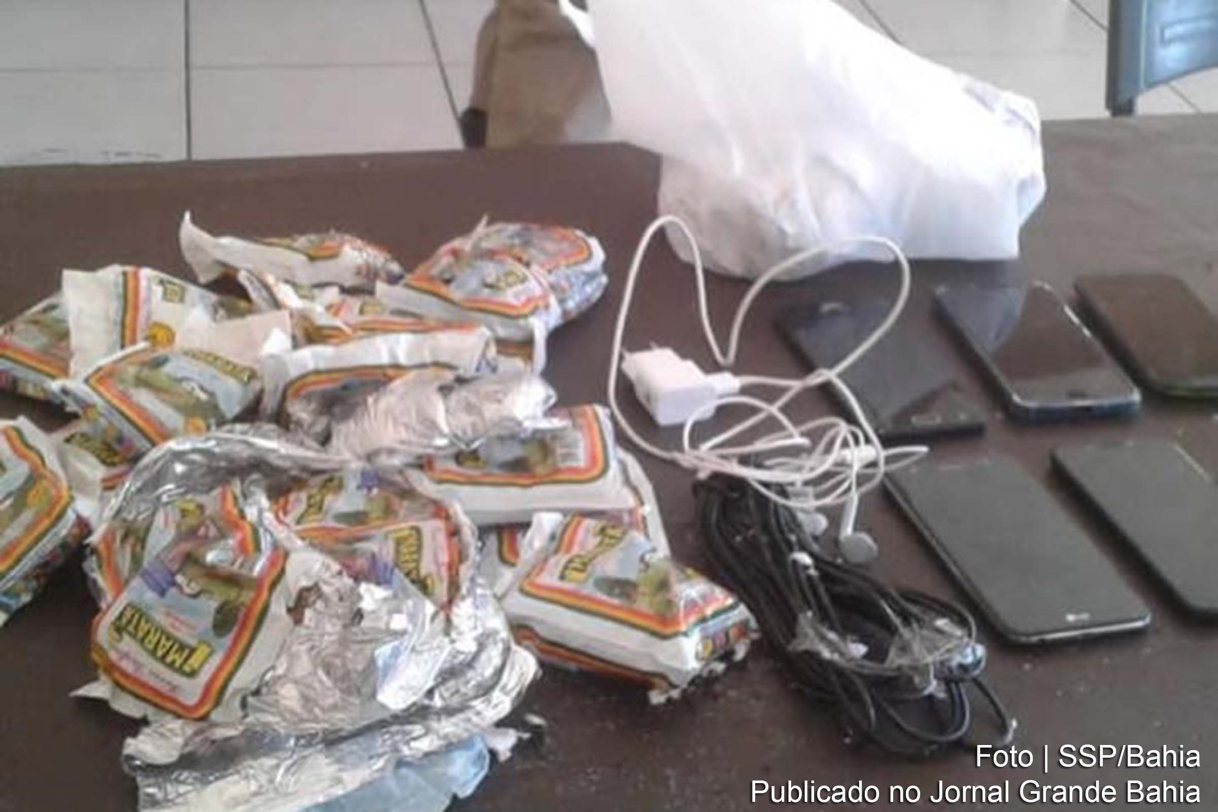 Material apreendido pelo Batalhão de Guardas do presídio de Salvador.