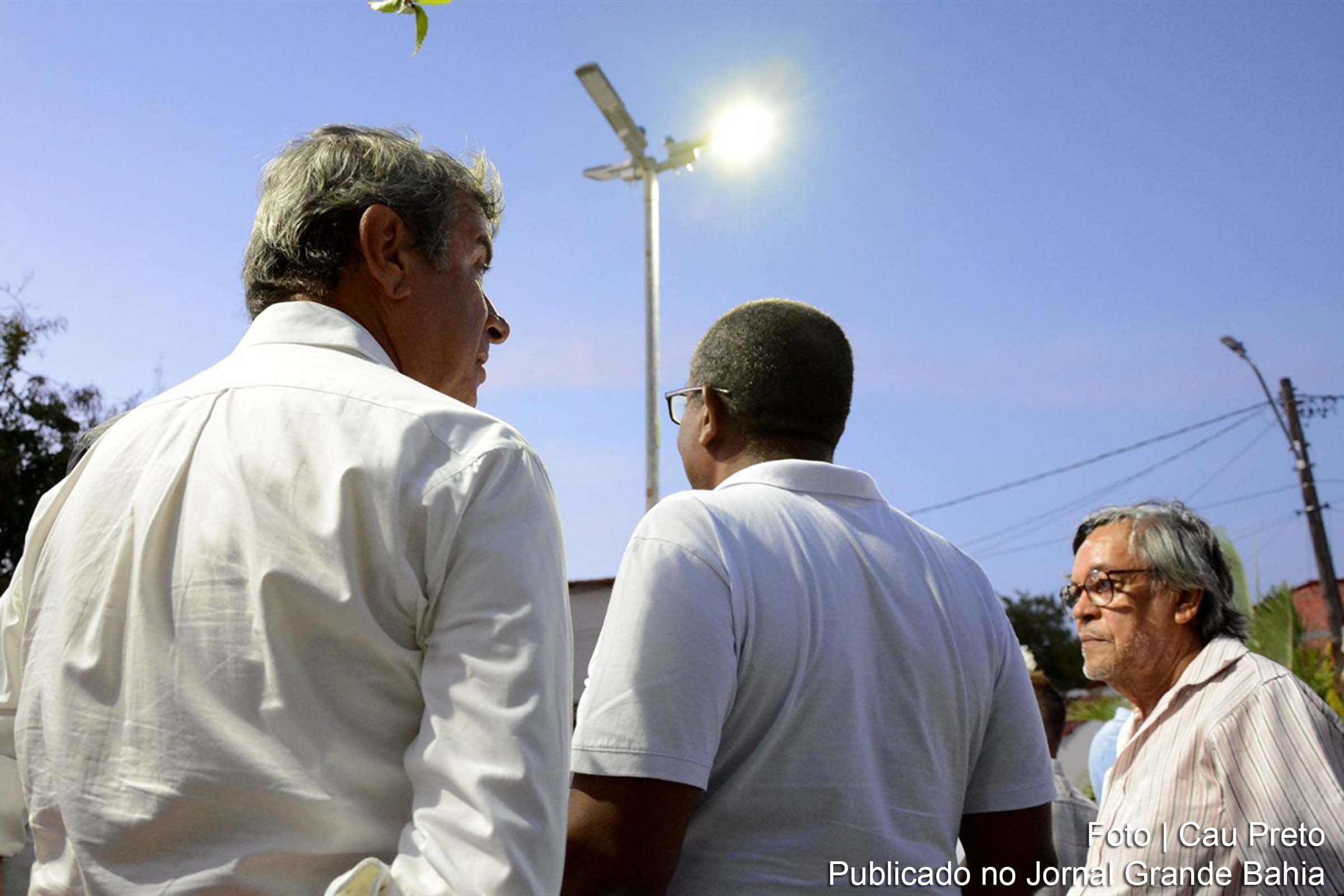 Feira de Santana: Prefeito Colbert Martins Filho entrega novo sistema de iluminação em LED nos Bairros Rua Nova e Queimadinha