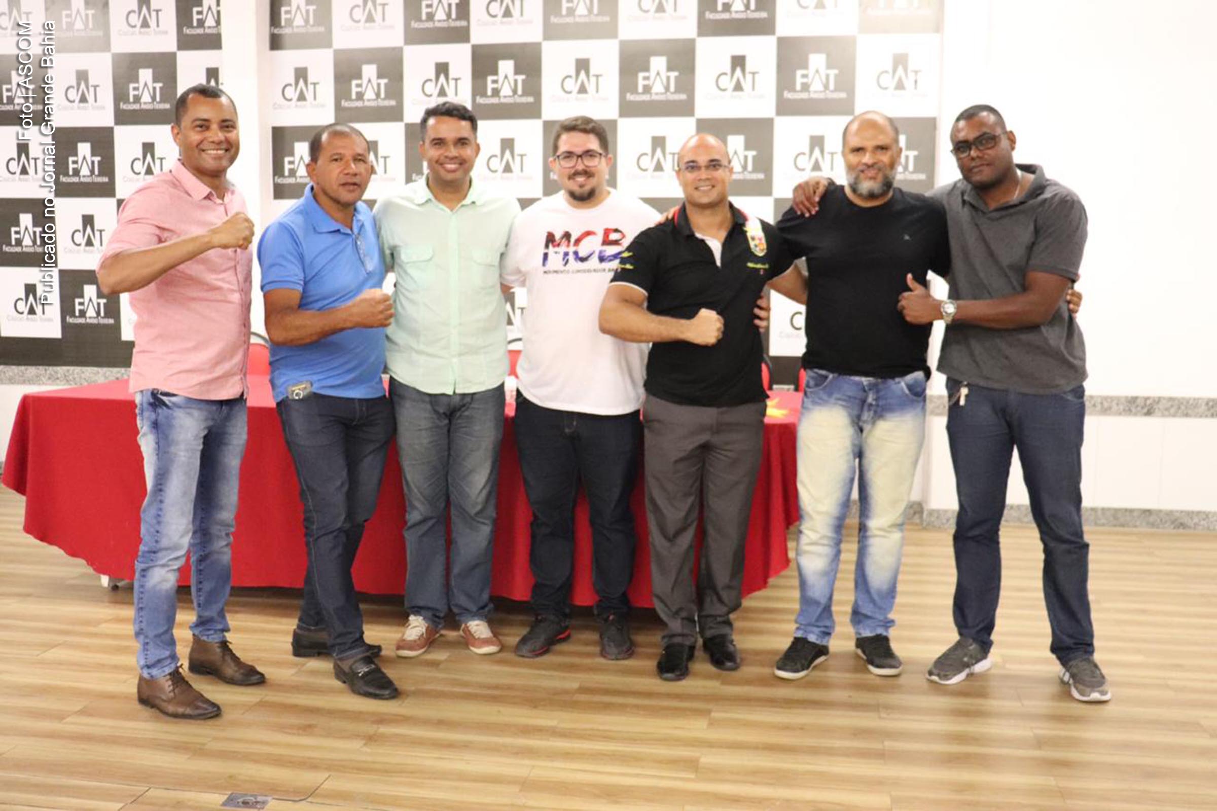 Deputado estadual Alden José Lázaro da Silva (Capitão Alden) e membros do MCB promovem, em Feira de Santana, coleta de assinaturas para fundação do partido Aliança Pelo Brasil.