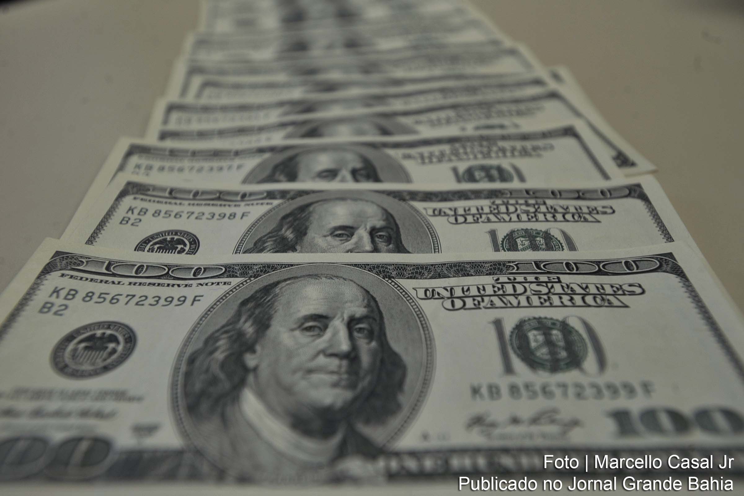 Dólar passa de R$ 4,28 e fecha no maior nível desde criação do real.