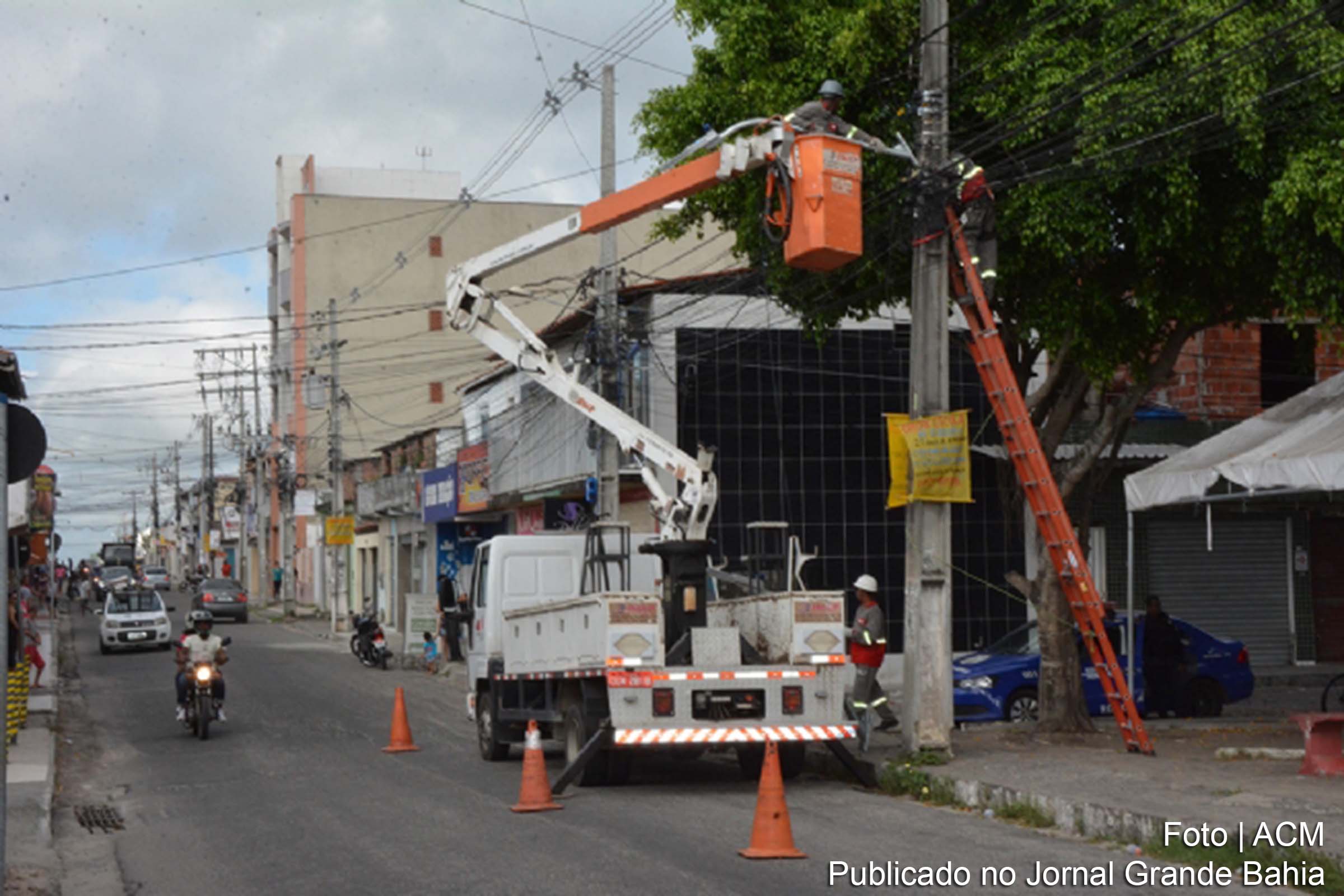 Feira de Santana: Governo Colbert Martins instala iluminação de lâmpadas em LED em rua do Bairro Feira X