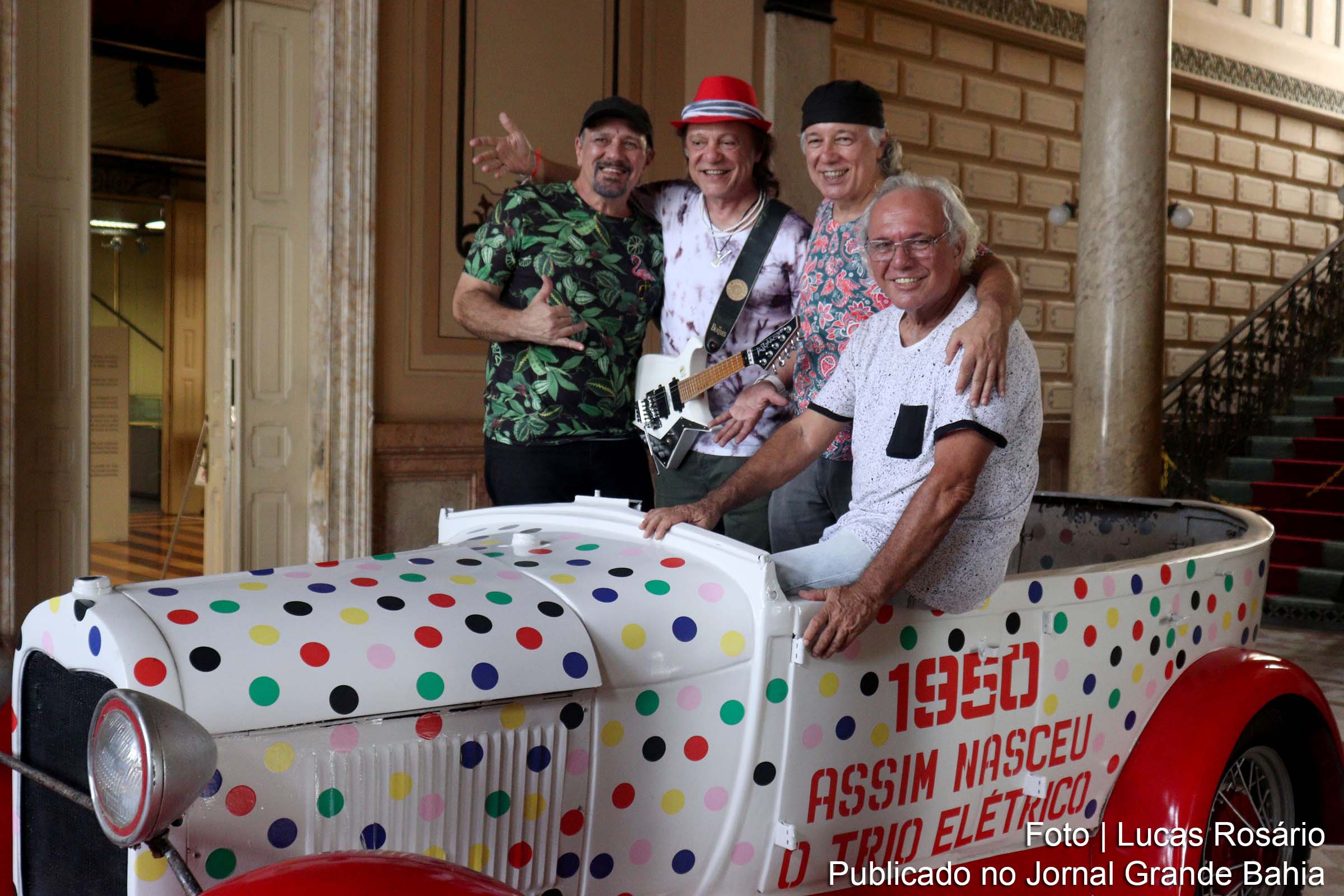 Apresentação dos Irmãos Macêdo celebra 70 anos de criação do Trio Elétrico.