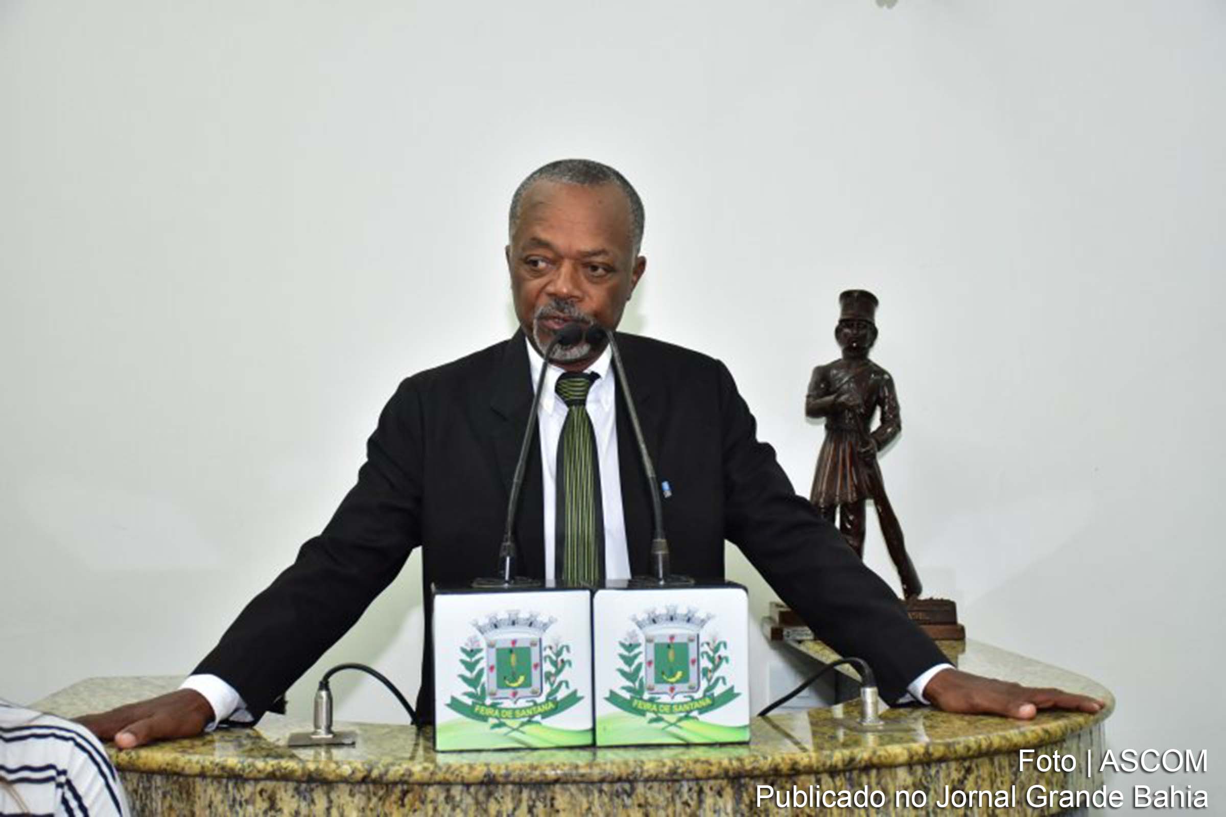 João dos Santos (João Bililiu): é uma catástrofe o que o Governo do Estado e suas secretarias fazem com aquela comunidade. Agora estão anunciando um pacote de obras em torno de nove milhões de reais, pacote este que, na minha opinião, é insignificante para a conclusão da obra.