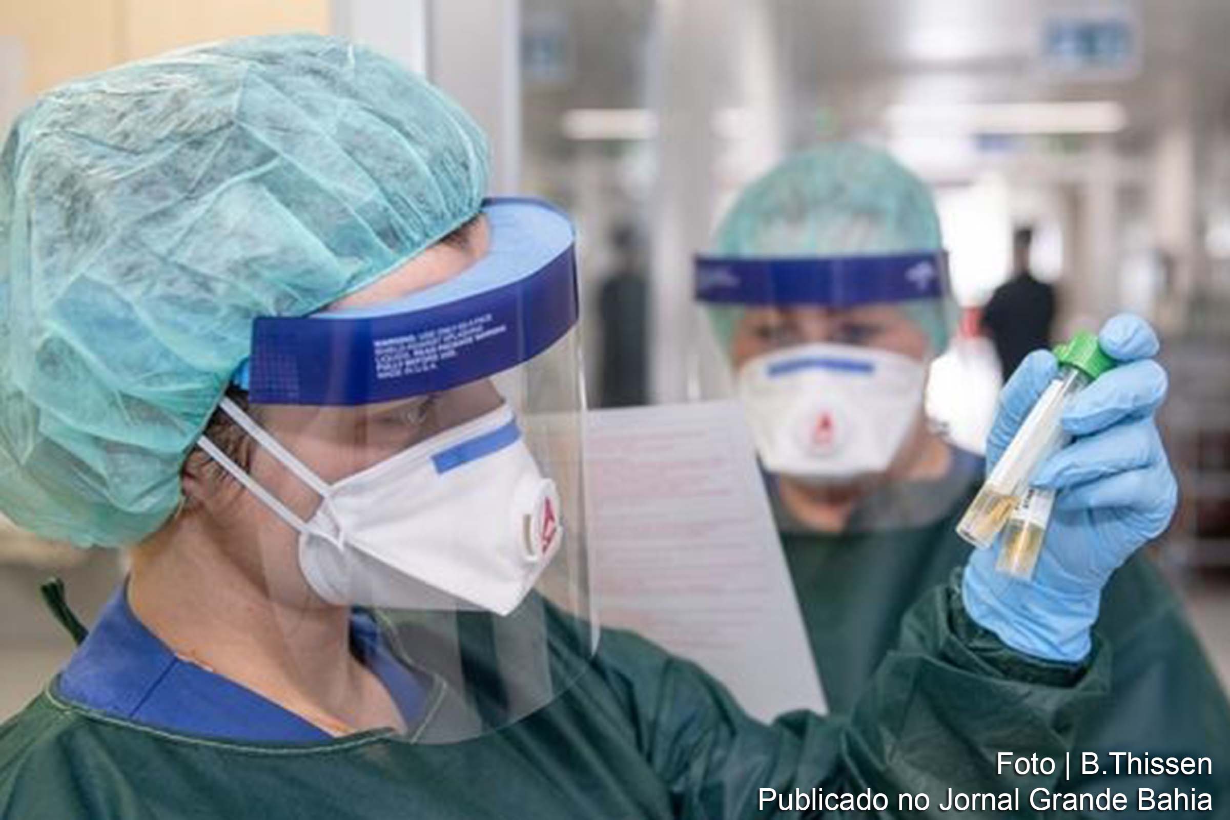 Febre, tosse e fadiga: com sintomas semelhantes, pode ser difícil saber diferenciar o novo coronavírus de gripe ou resfriado comuns. Confira o que costuma ou não caracterizar infecções pelo vírus.