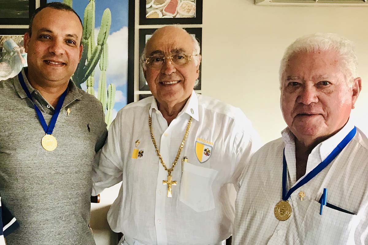 O palestrante Comendador Nelson Jose de Carvalho, ladeado pelo comandante do 35BI tenente coronel André Luís Cajazeira e empresário Wilson Pereira.