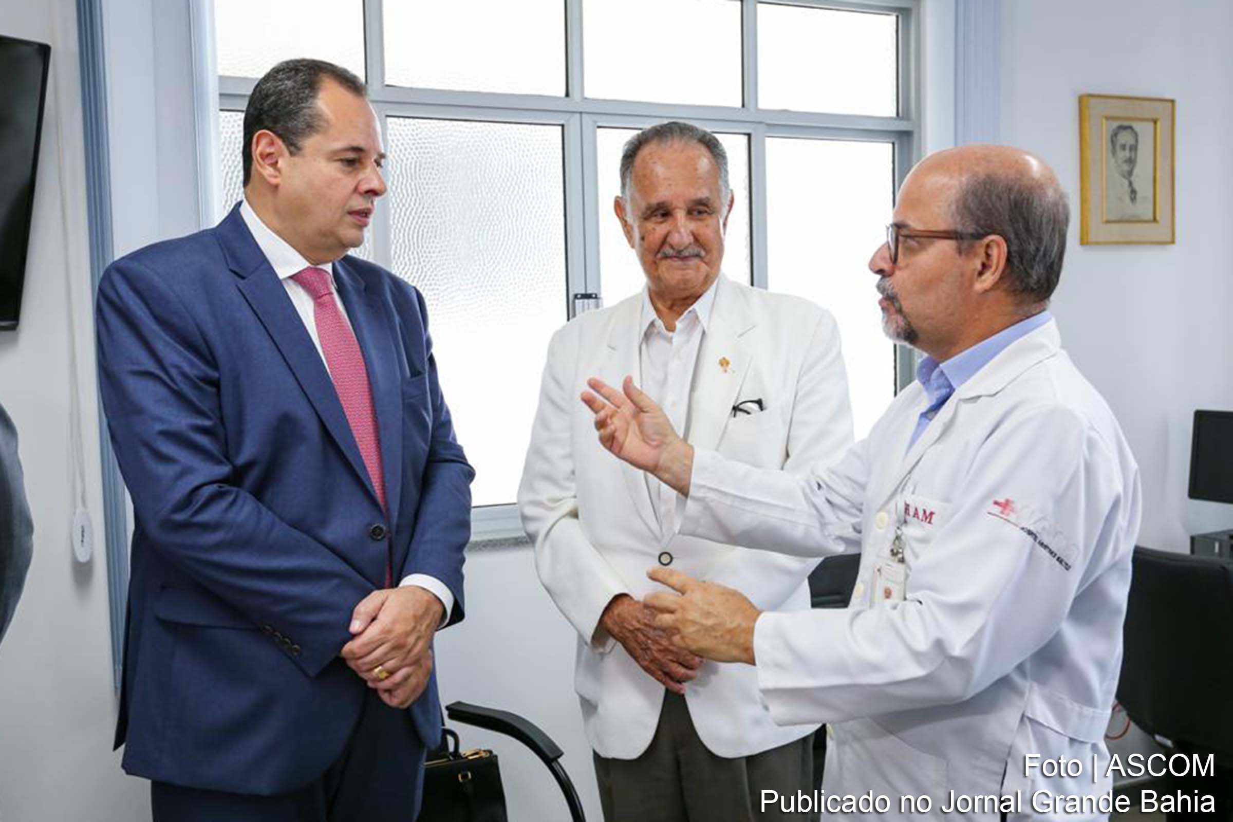 Deputado Nelson Leal e médicos, representantes do Hospital Aristides Maltez.