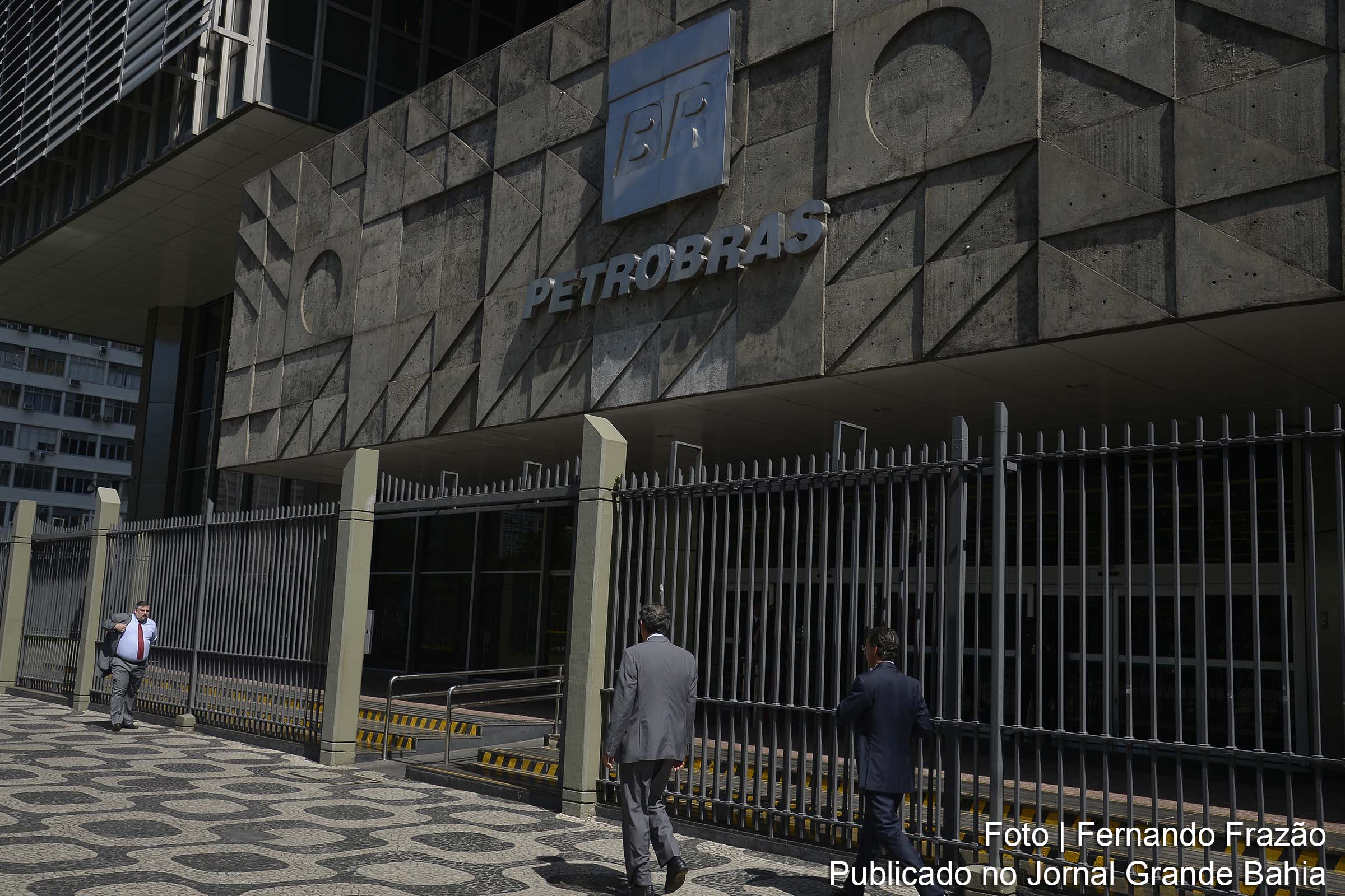 Elevado lucro da Petrobras em 2019 é resultado de baixo investimento e preço elevado dos combustíveis.