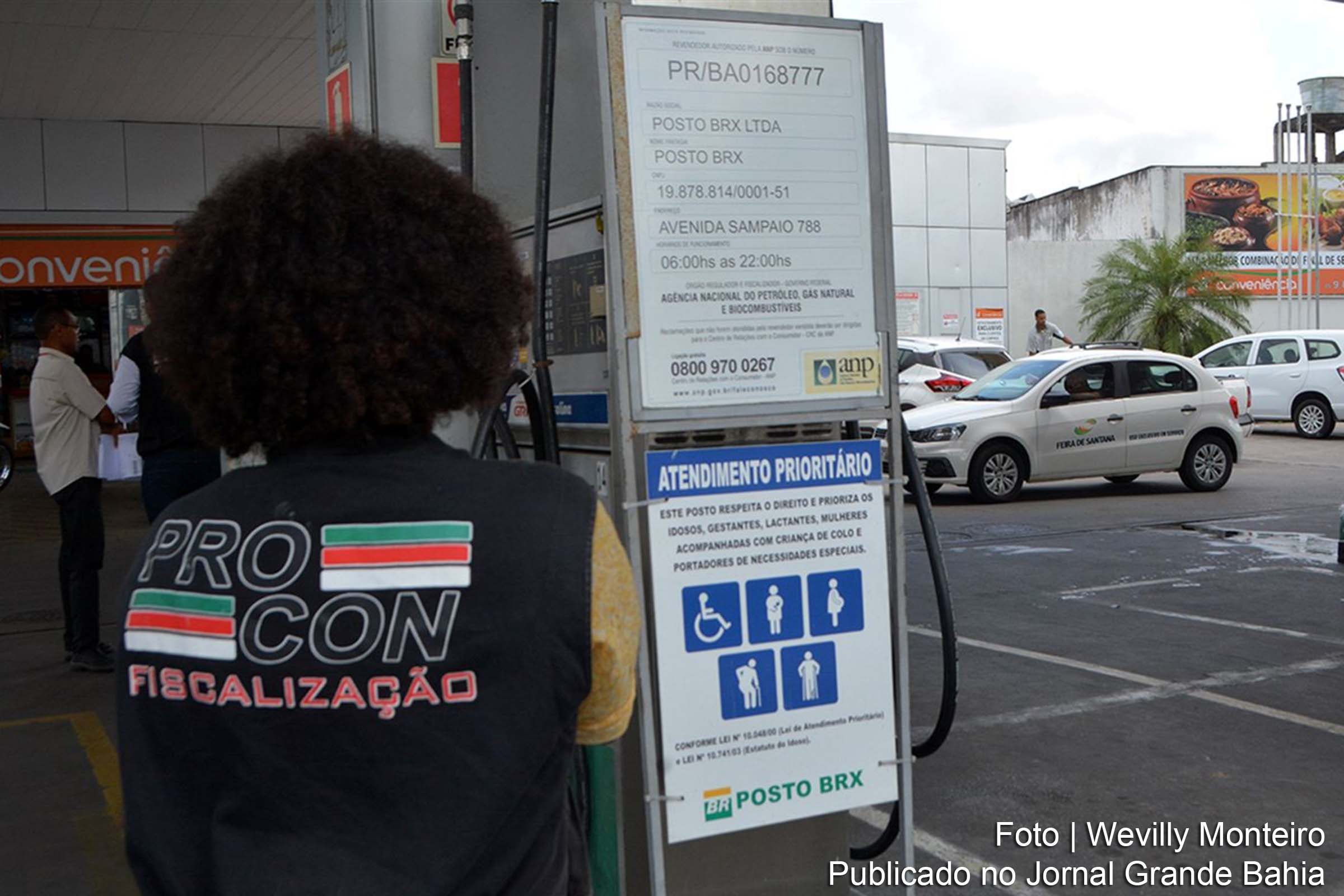 Fiscalização municipal de Feira de Santana verifica valor dos preços dos combustíveis cobrados ao consumidor.