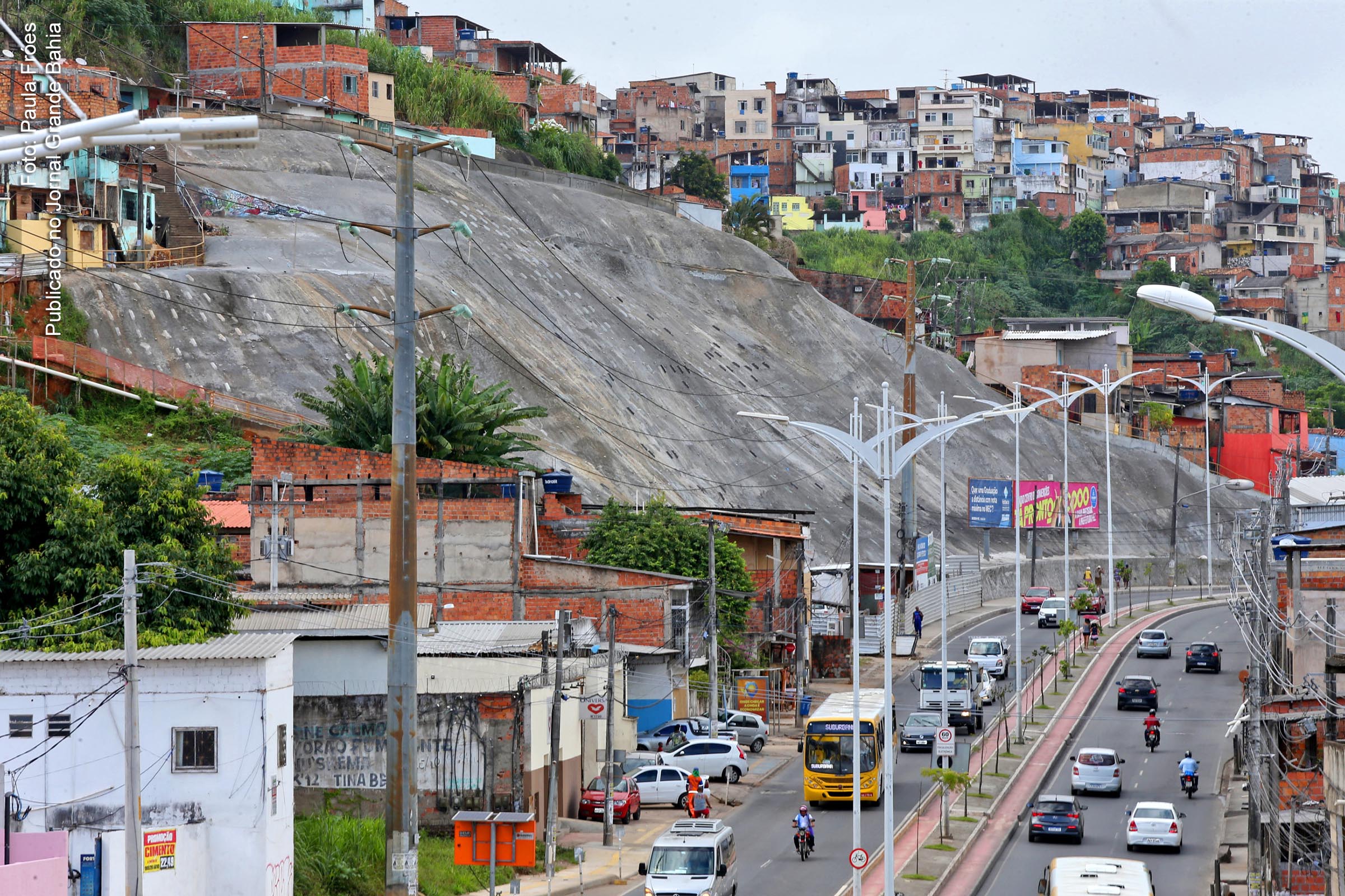 Vista panorâmica da contenção de encosta de Bela Vista do Lobato, no Alto do Cabrito, em Salvador.