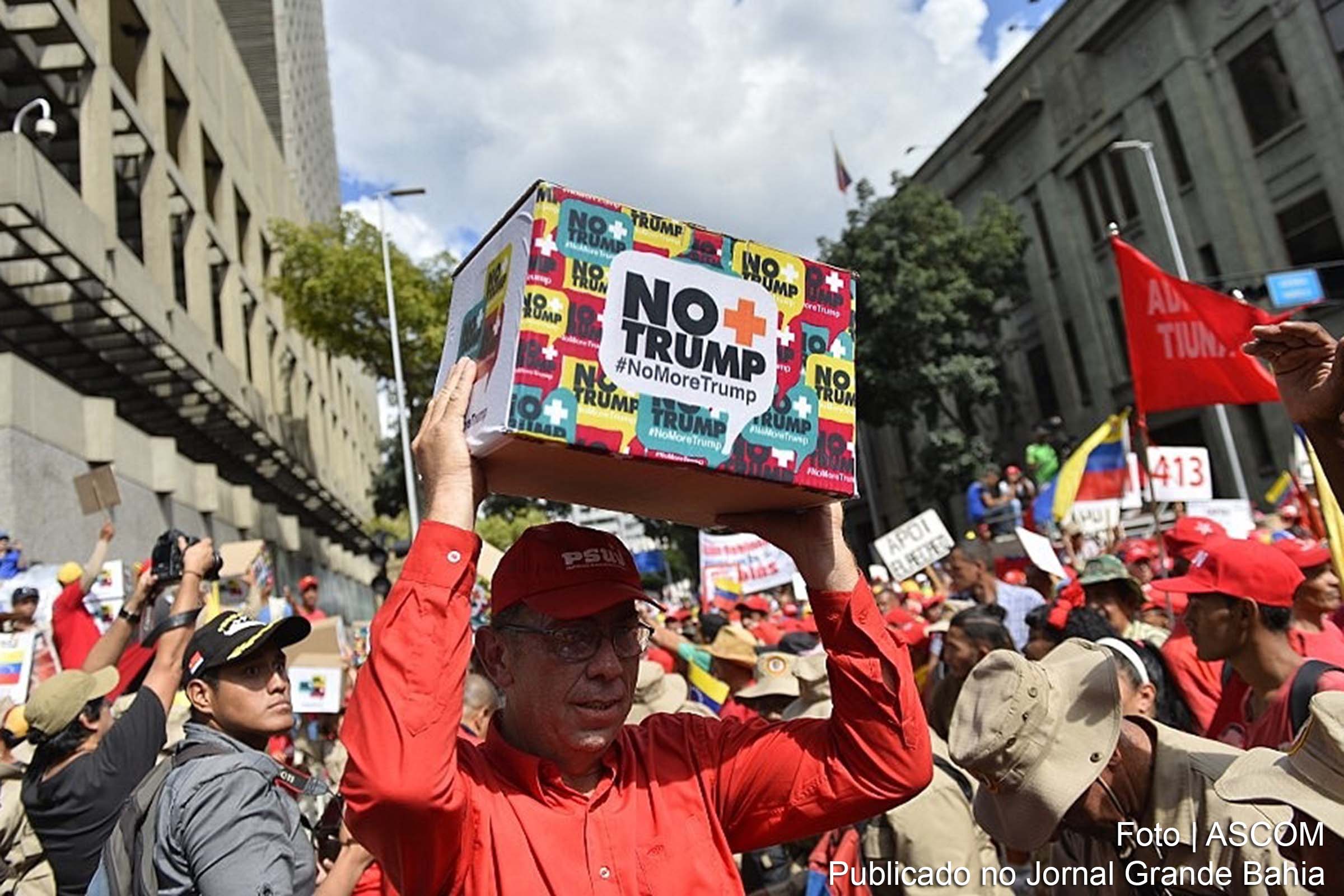Venezuelanos protestam contra Governo Trump e interferência dos EUA.