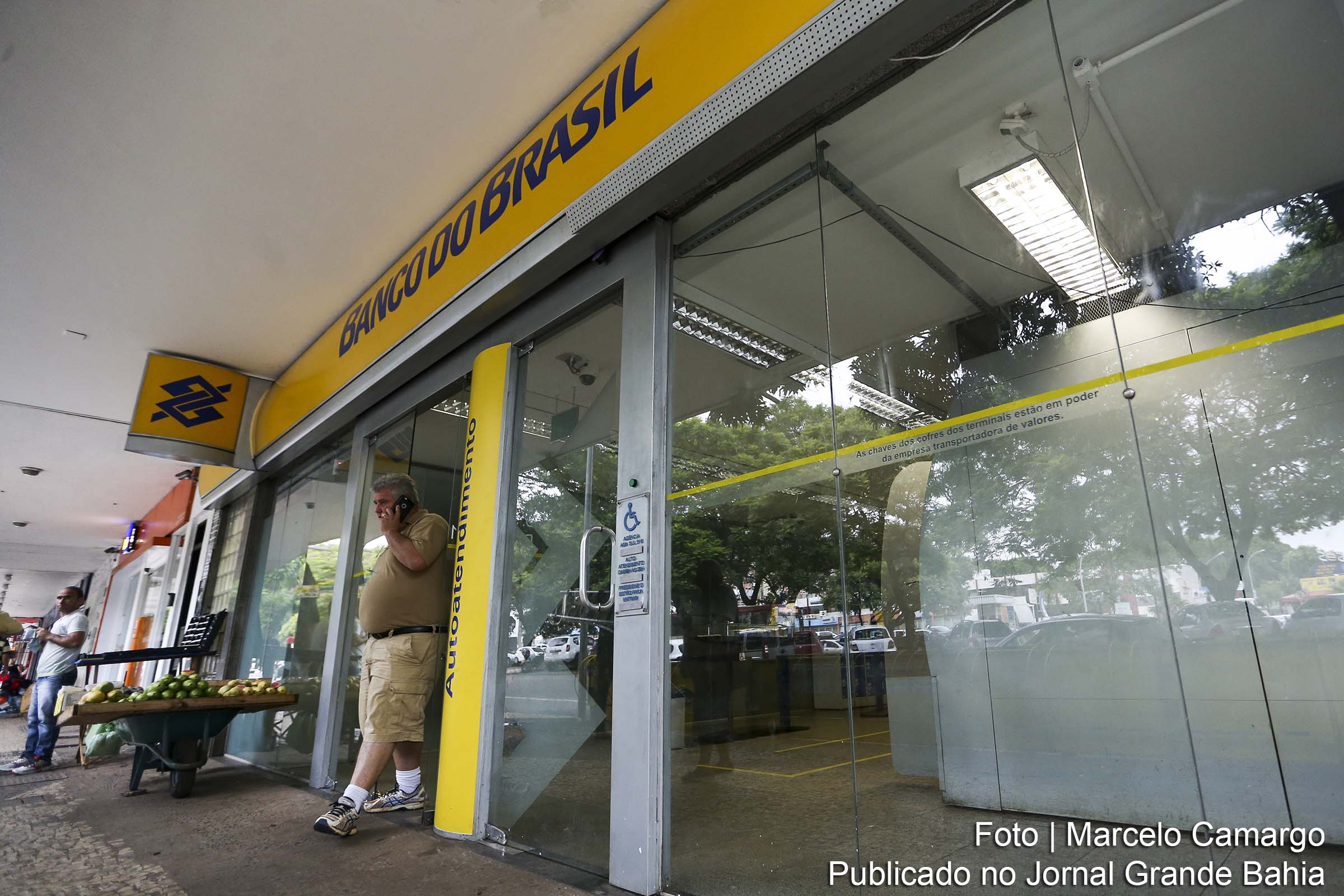 O Banco do Brasil vai fechar agências bancárias, ampliar o atendimento digital, lançar um plano de aposentadoria incentivada e propor redução de jornada de trabalho para parte dos funcionários.
