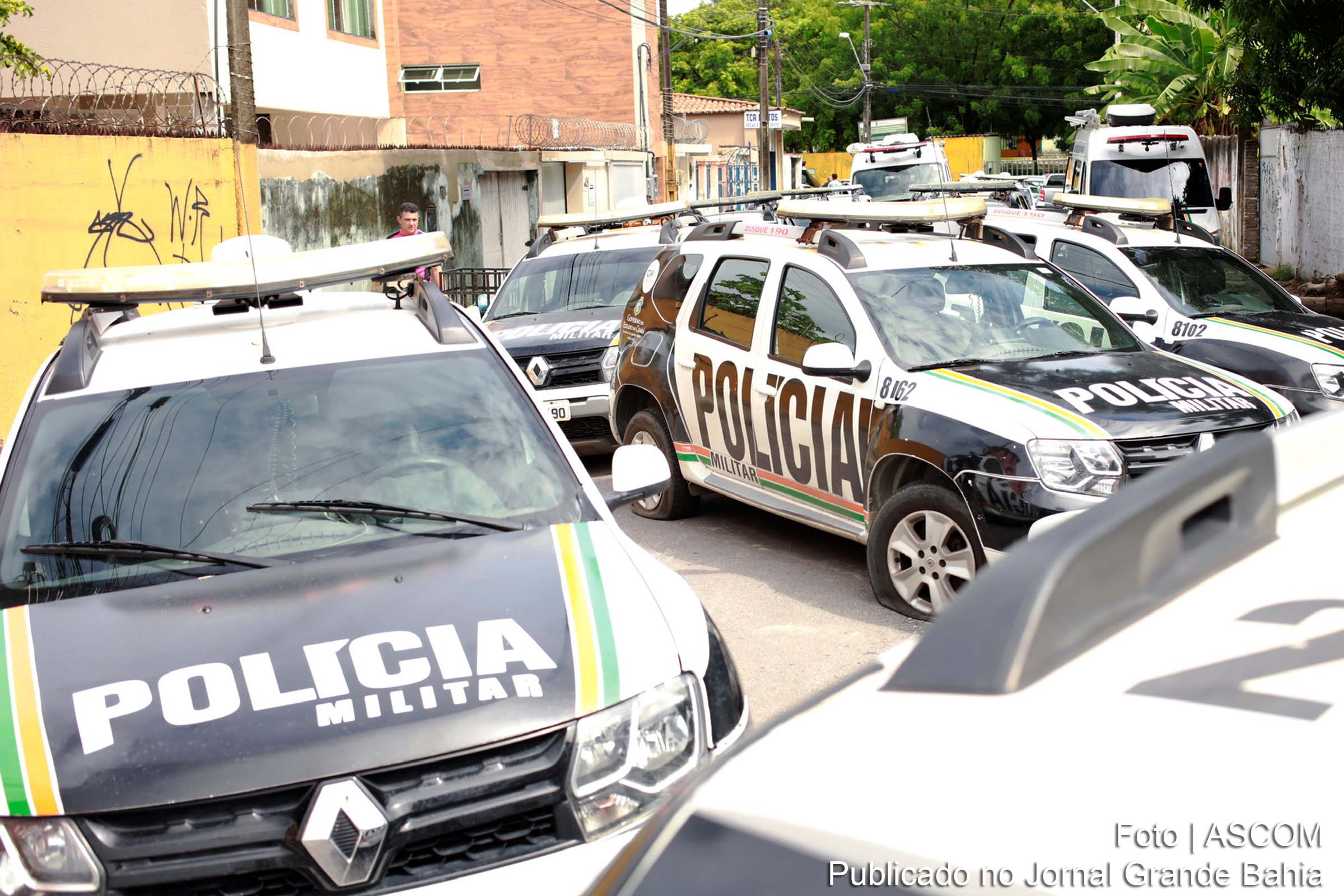 Policiais amotinados do Ceará danificaram viaturas.