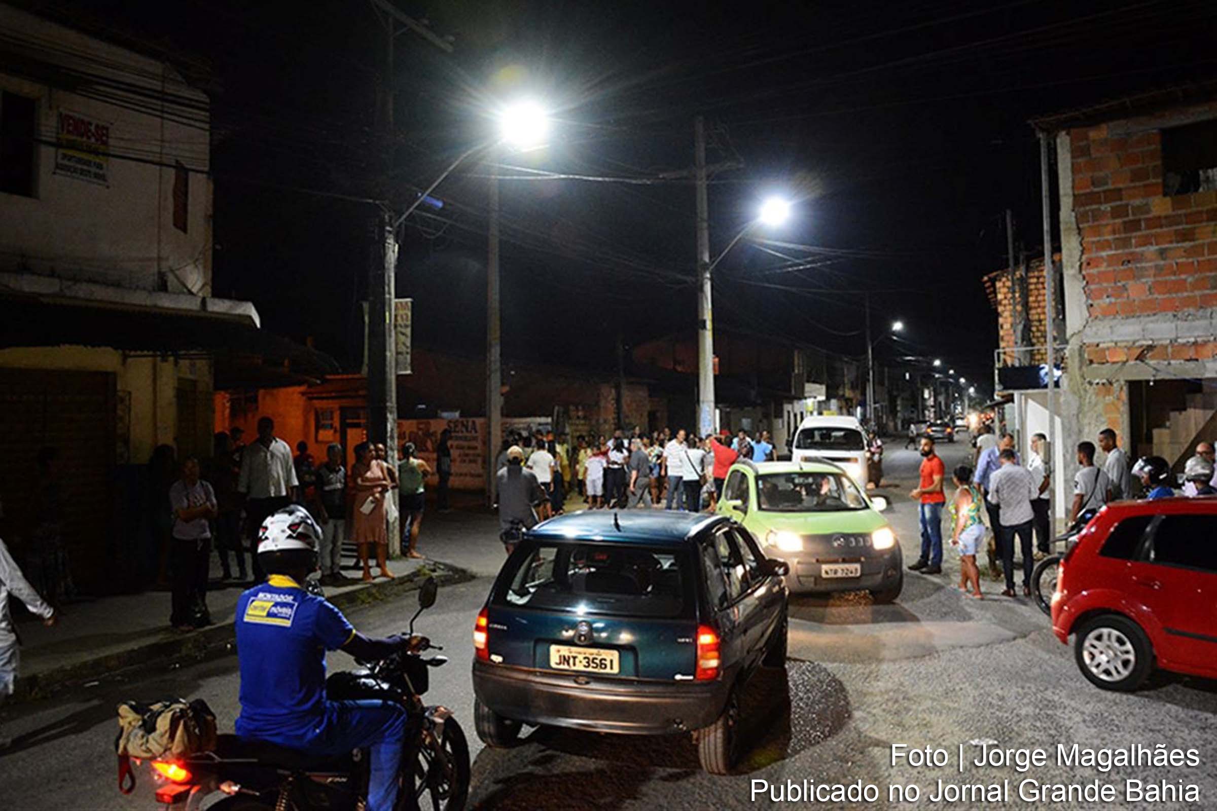 Rua Bartolomeu de Gusmão ganha iluminação a LED e troca de lâmpadas na Avenida Getúlio Vargas em Feira de Santana é iniciada, diz prefeito Colbert Martins Filho