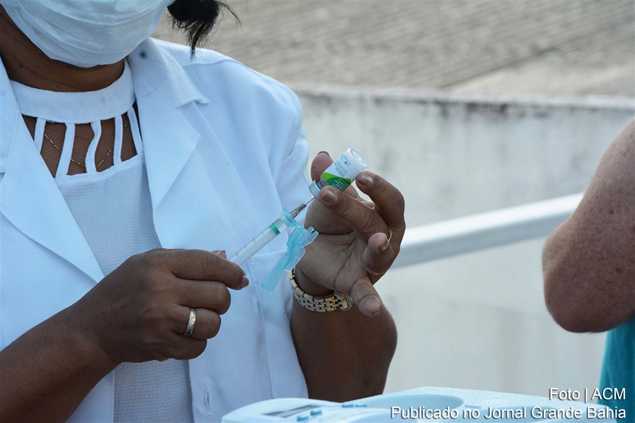 Técnicos da Secretaria Municipal de Saúde imunizaram cerca de 200 idosos, uma medida adotada pelo Governo Colbert Martins para evitar proliferação da gripe.