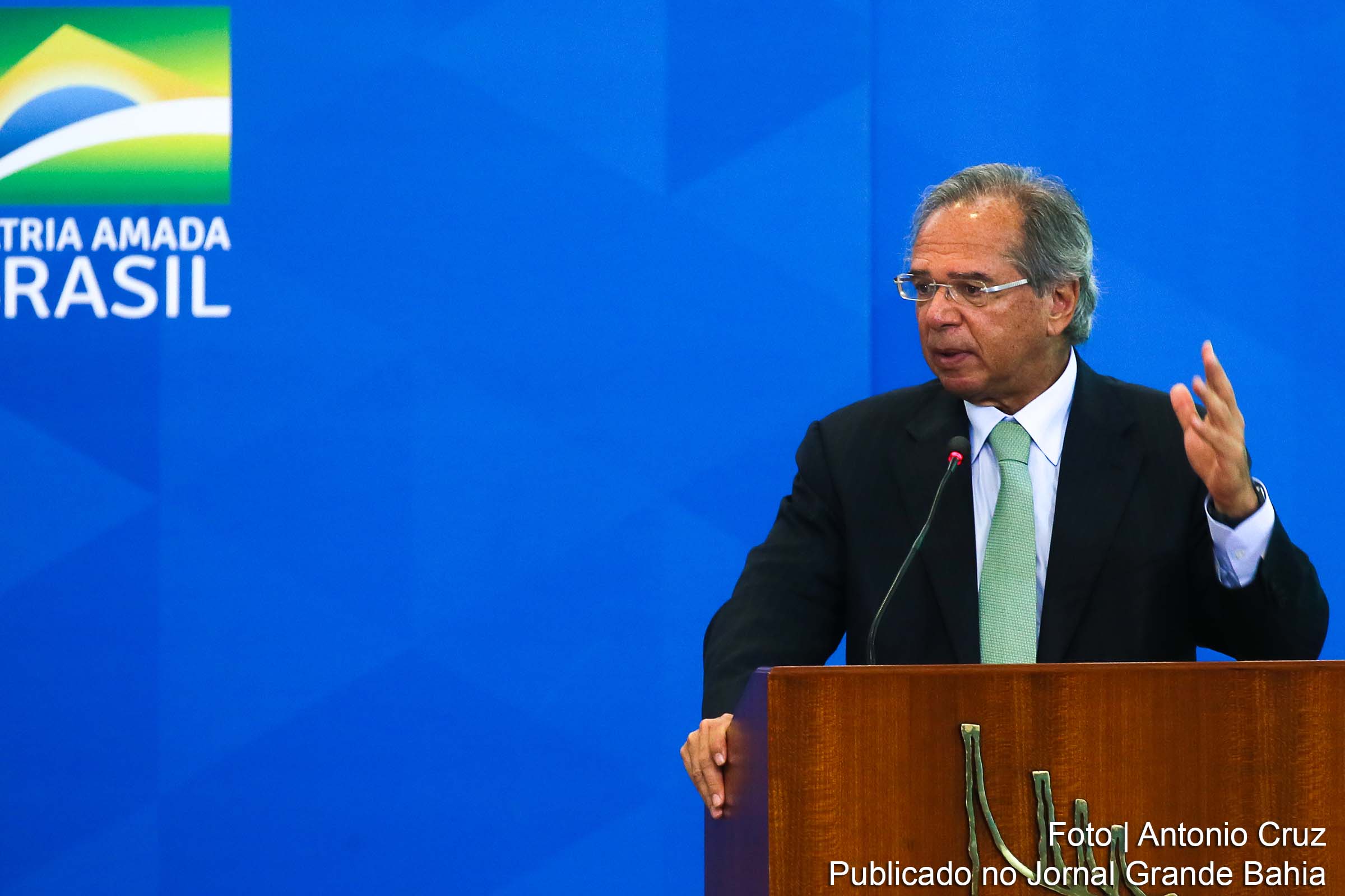 Paulo Guedes, ministro da Economia do Governo Bolsonaro, implantou política neoliberal que resulta em retrocesso socioeconômico.