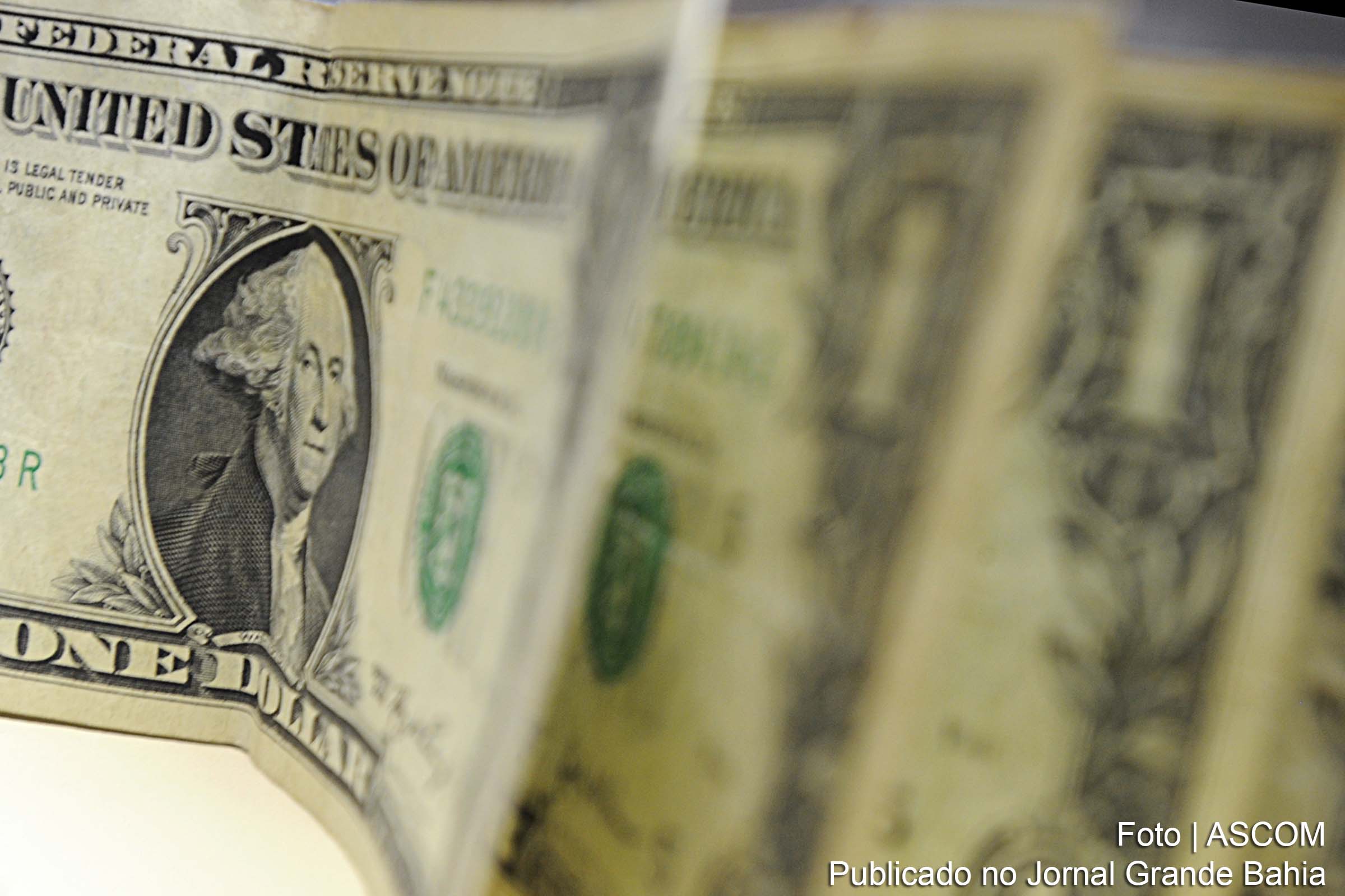 Dólar fecha acima de R$ 4,50 pela primeira vez na história.