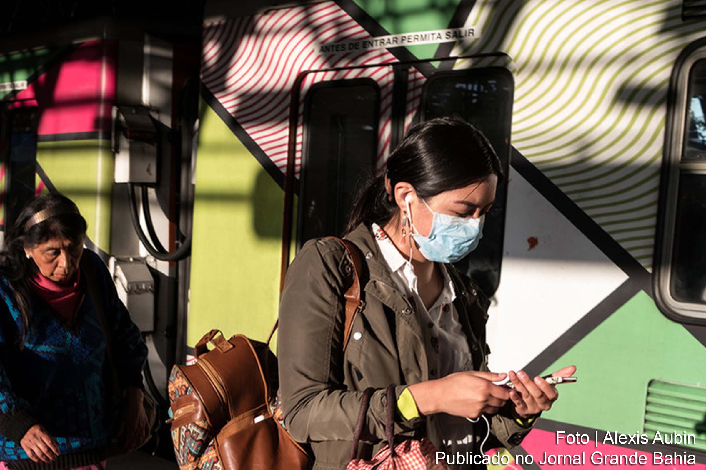 Duas mulheres em uma estação de metrô na Cidade do México durante a pandemia do novo coronavírus.