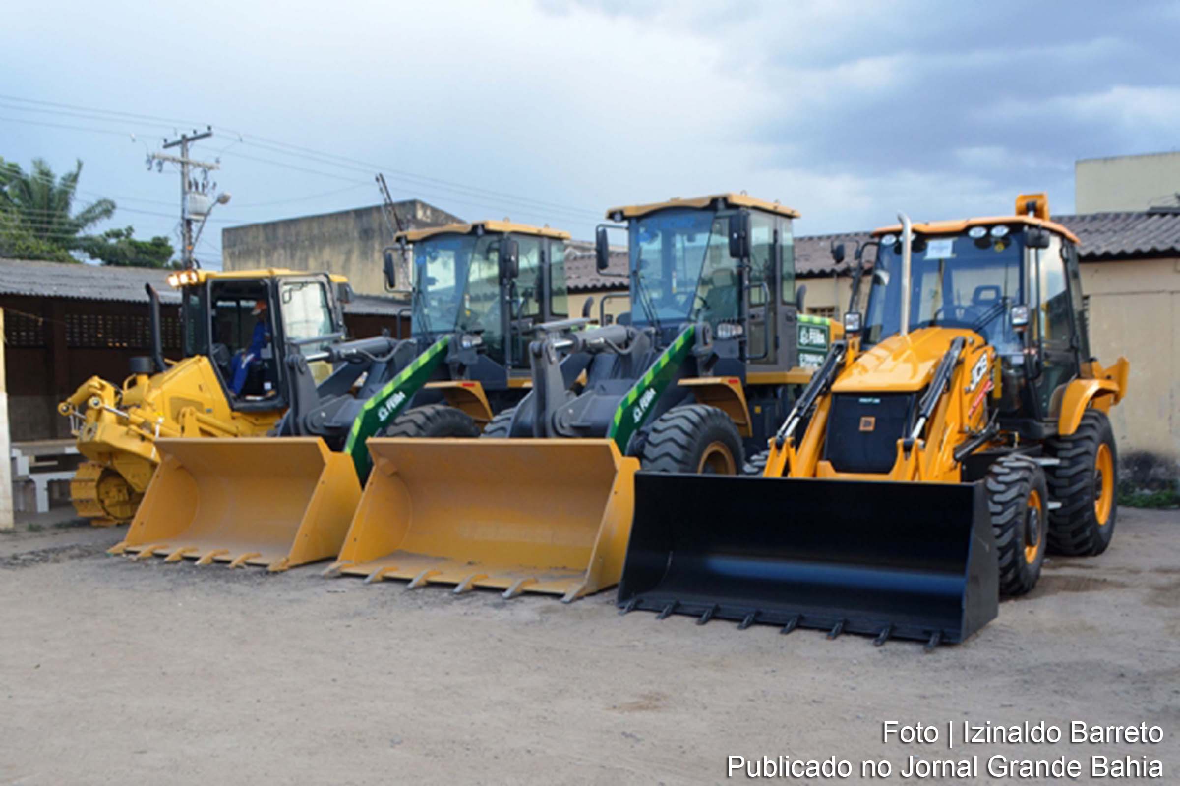 Duas retroescavadeiras e um trator de esteira são incorporados ao parque de maquinas da Prefeitura de Feira de Santana.