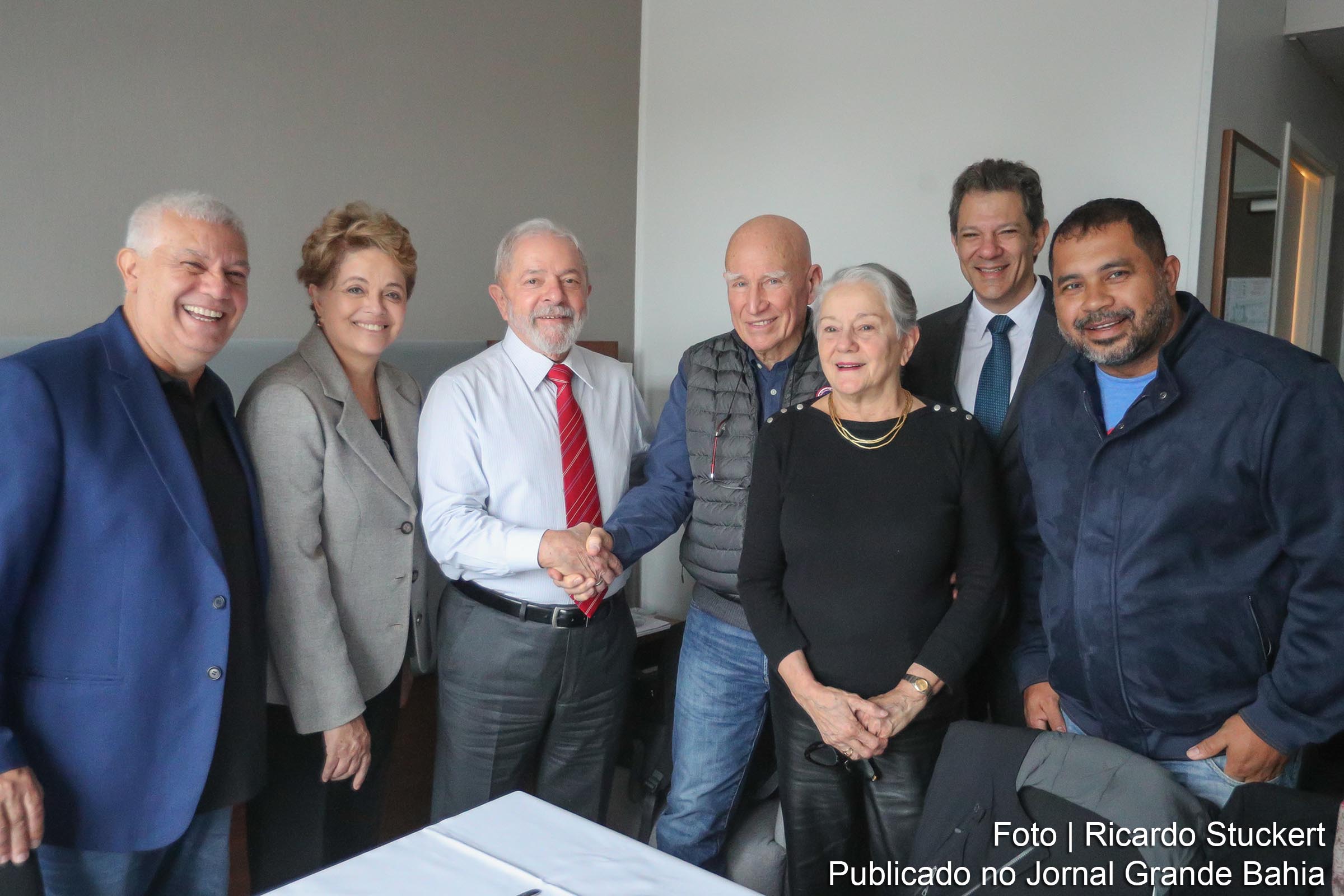 Os ex-presidentes Dilma Rousseff e Luiz Inácio Lula da Silva, Sebastião Salgado, Lélia Wanick Salgado e o ex-prefeito de São Paulo, Fernando Haddad, nesta segunda-feira (02/03/2020) em Paris.