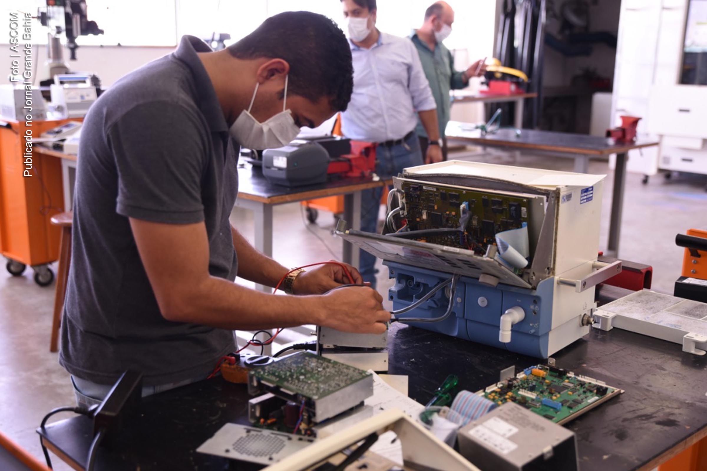 Engenheiros e técnicos do Senai Cimatec promovem manutenção e ajustes nos respiradores hospitalares.