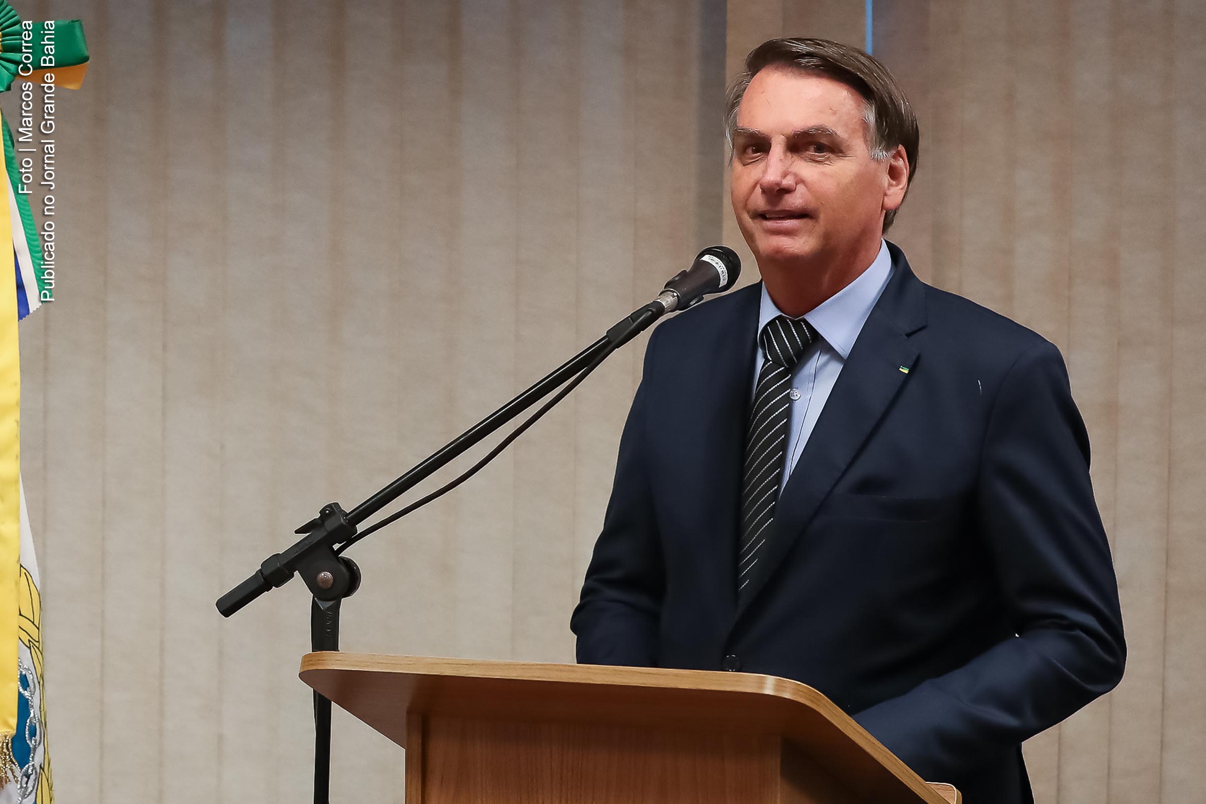 Extremista de direita Jair Bolsonaro, governante autoritário e inapetente, ataca Congresso Nacional e o STF, com a finalidade de destruir democracia do Brasil.