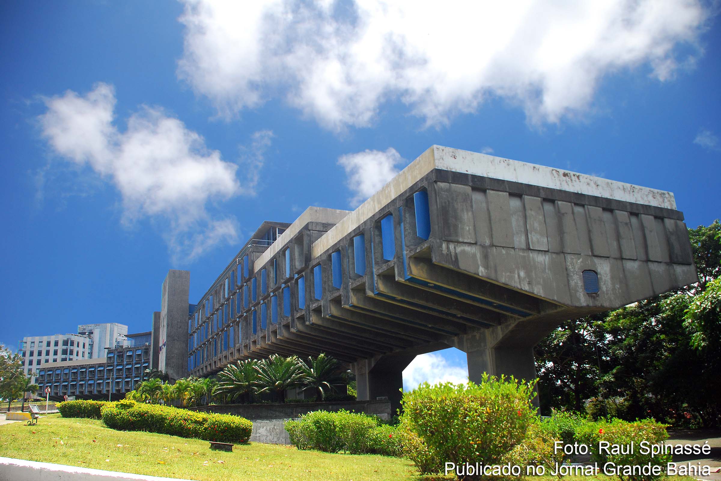 Fachada da sede do Tribunal de Contas dos Municípios da Bahia (TCM Bahia), no CAB, em Salvador.