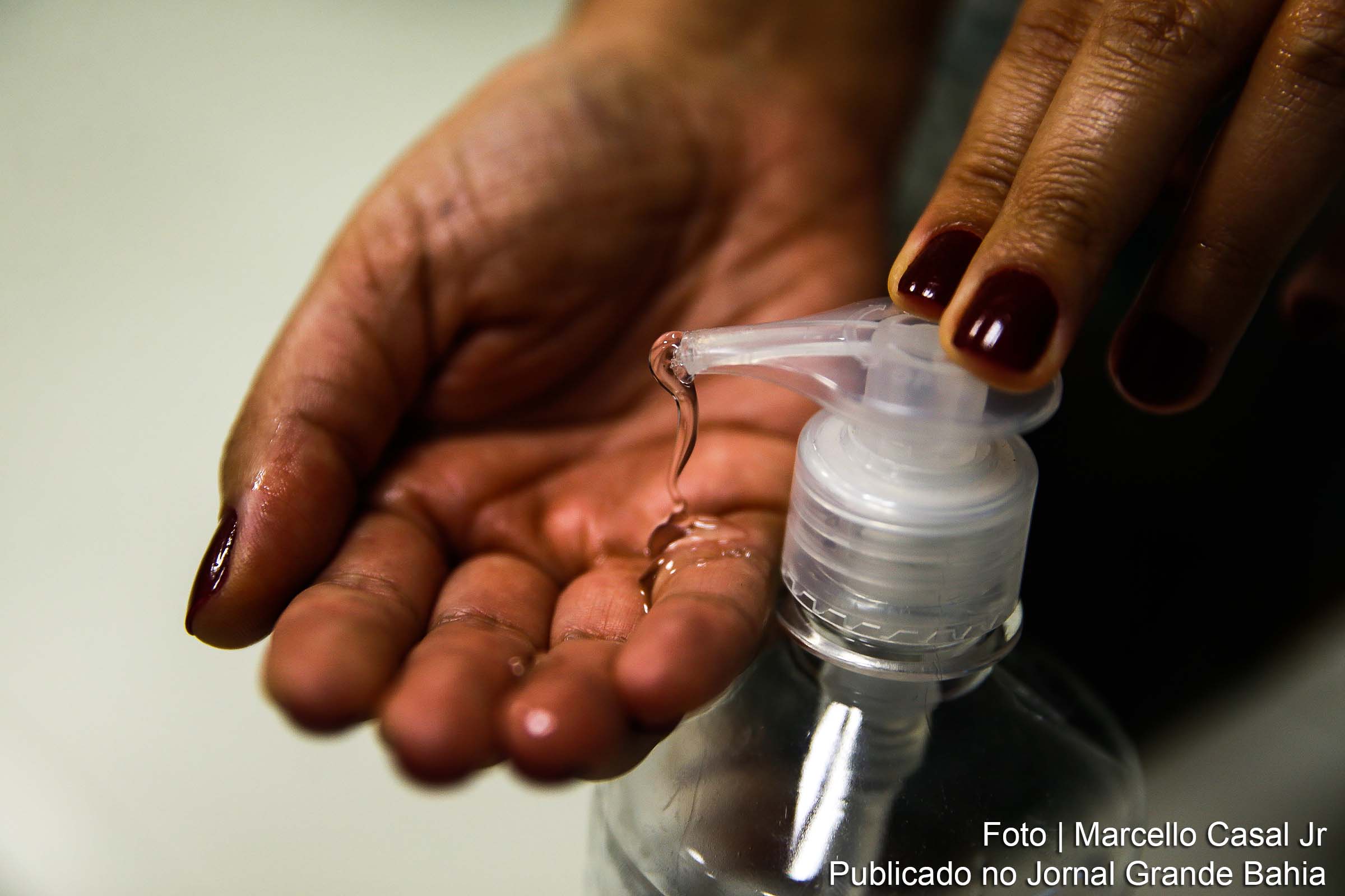 Uso do álcool-gel é uma das formas de evitar infecção pelo Covid-19.
