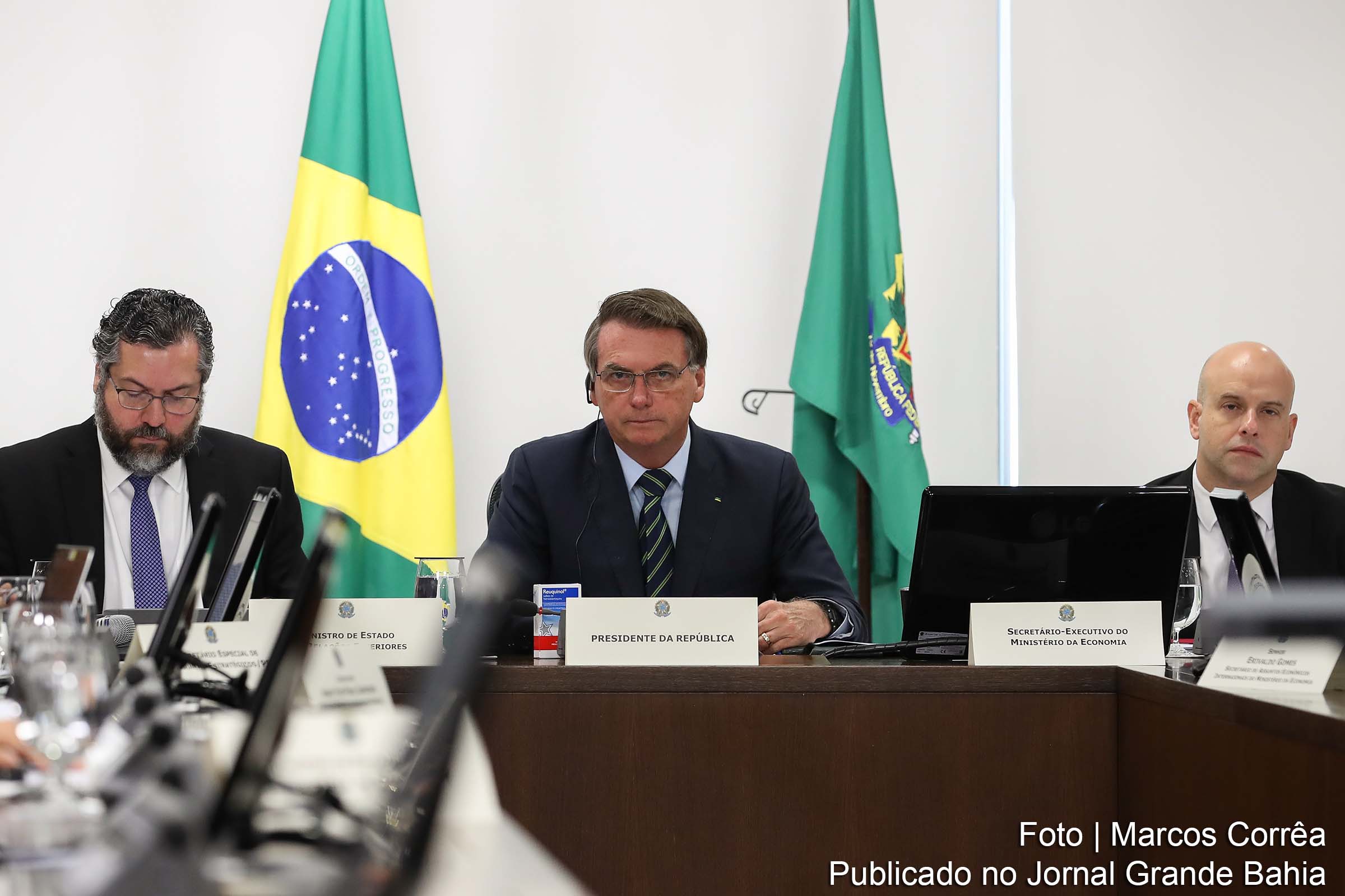Presidente Jair Bolsonaro participa de reunião com líderes do G20 e debate medidas econômicas compensatórias, em decorrência da crise provocada pela pandemia.