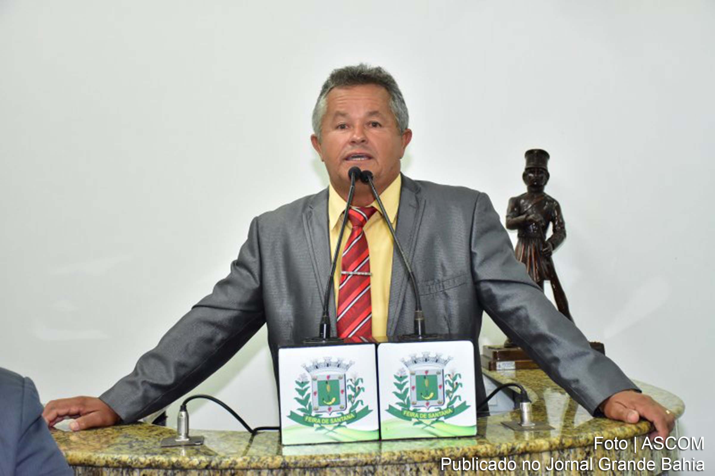 José Menezes (Zé Filé): é uma tristeza o que está acontecendo em Feira de Santana e diante disso eu peço ao prefeito que forneça a esses alunos, que vão ficar fora das salas de aula, as cestas básicas, porque eles realmente necessitam.