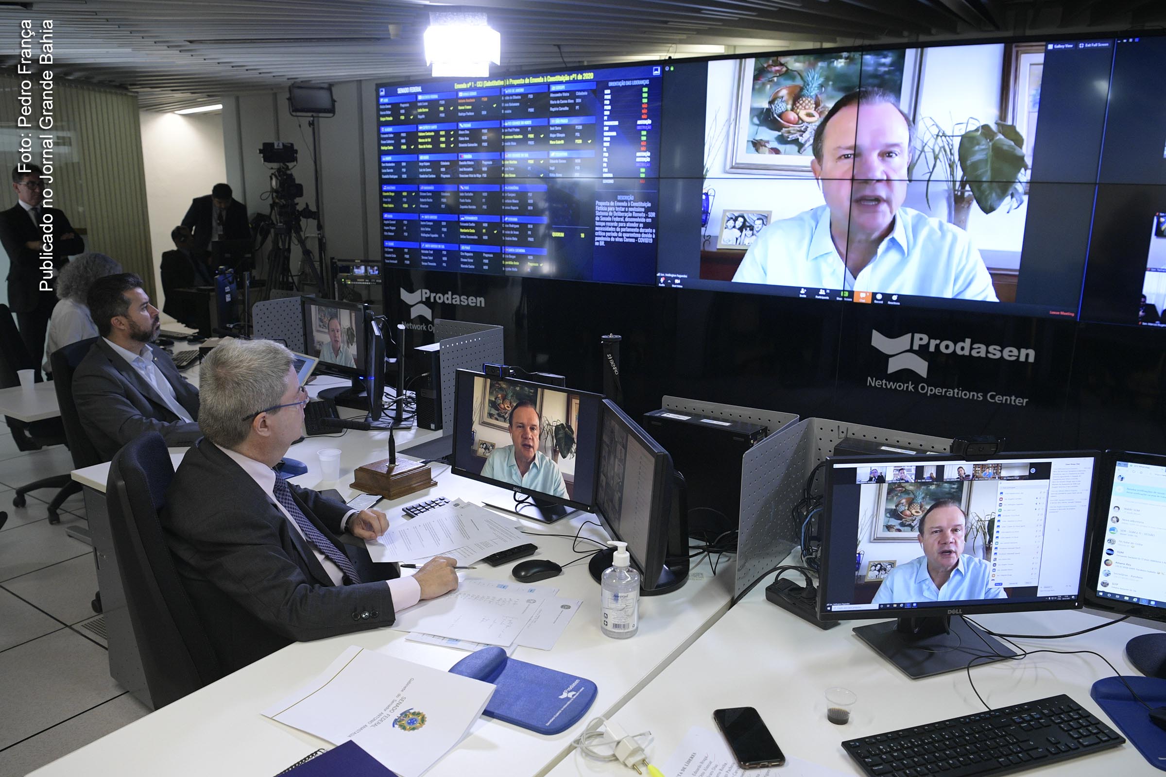 Líderes de partidos do Senado Federal reprovam conduta do extremista Jair Bolsonaro.
