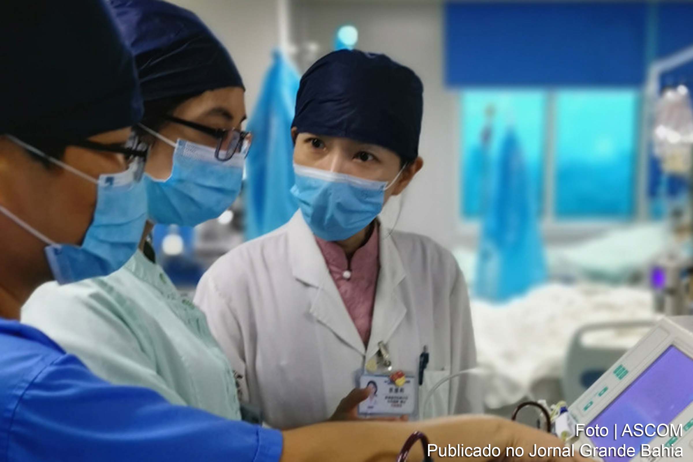 Médicos do universidade Médica de Guangdong na China trabalham na unidade de cuidados intensivos.